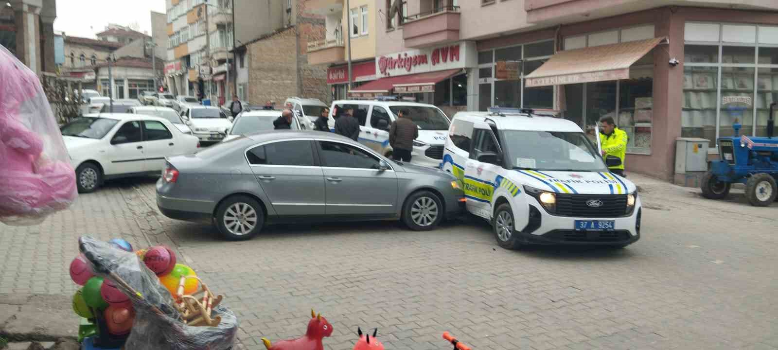 "Dur" ihtarına uymadı, ekip otosuna çarptı: Yaya kaçarken yakalandı