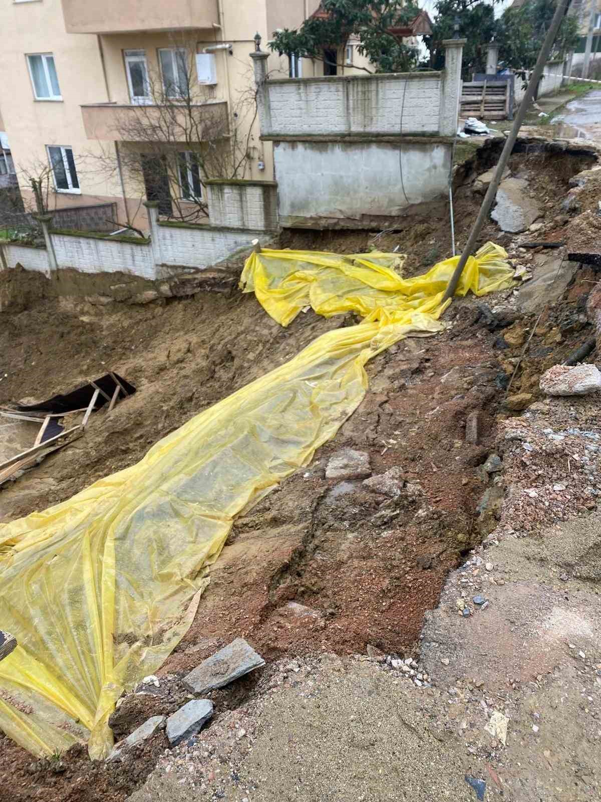 İnşaat kazısında toprak kaydı, yolun bir b&ouml;l&uuml;m&uuml; &ccedil;&ouml;kt&uuml;
