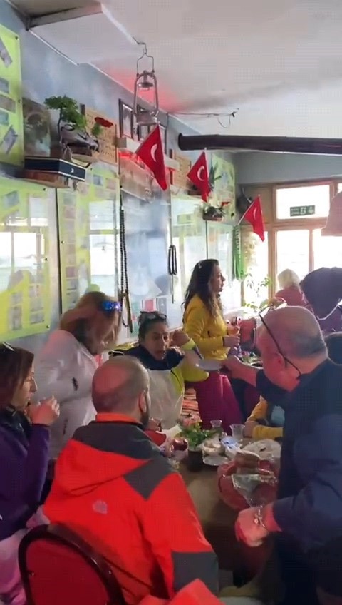 Şakacı kahveye gelen &ccedil;ıkamıyor
