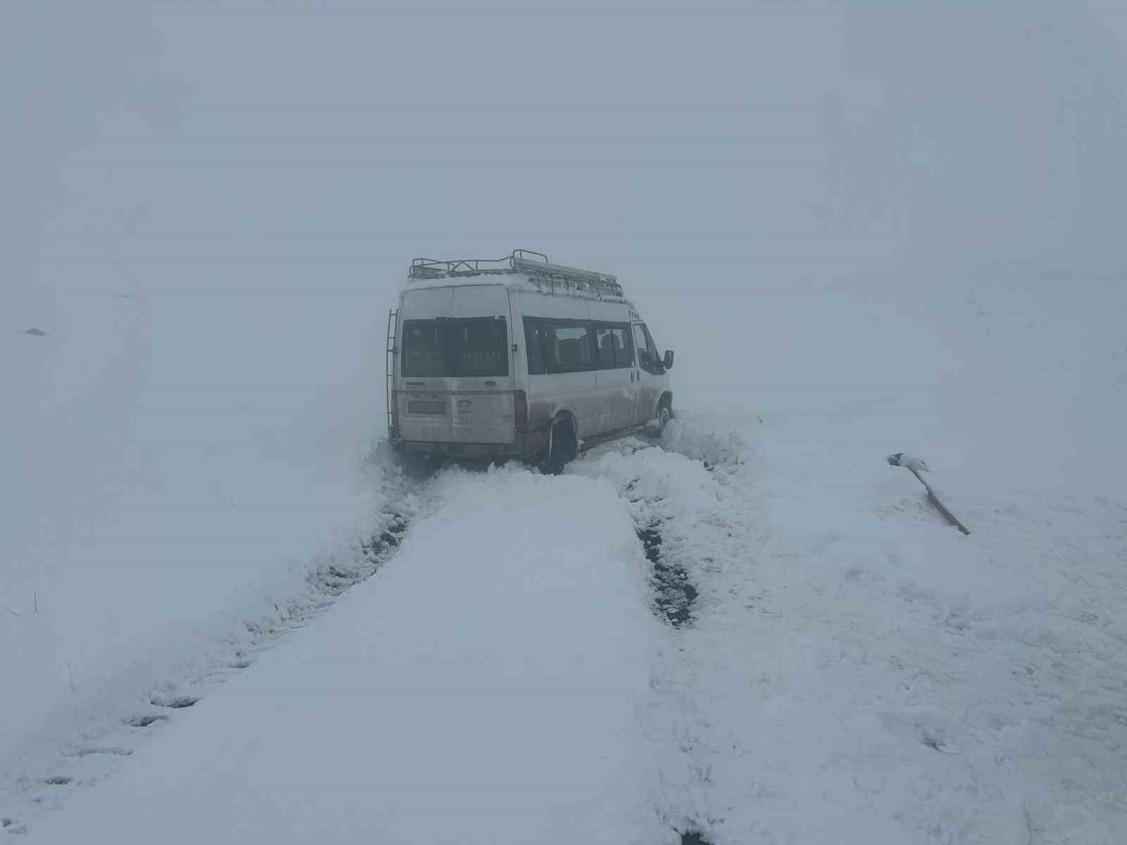 Iğdır&rsquo;da yoğun kar yağışı: 57 k&ouml;y yolu ulaşıma kapandı, şarampole devrilen minib&uuml;s kurtarıldı
