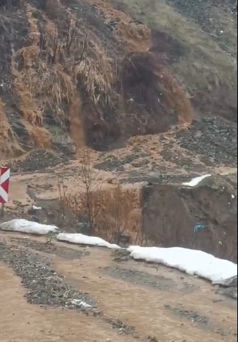 Derecik-Şemdinli kara yolunda heyelan