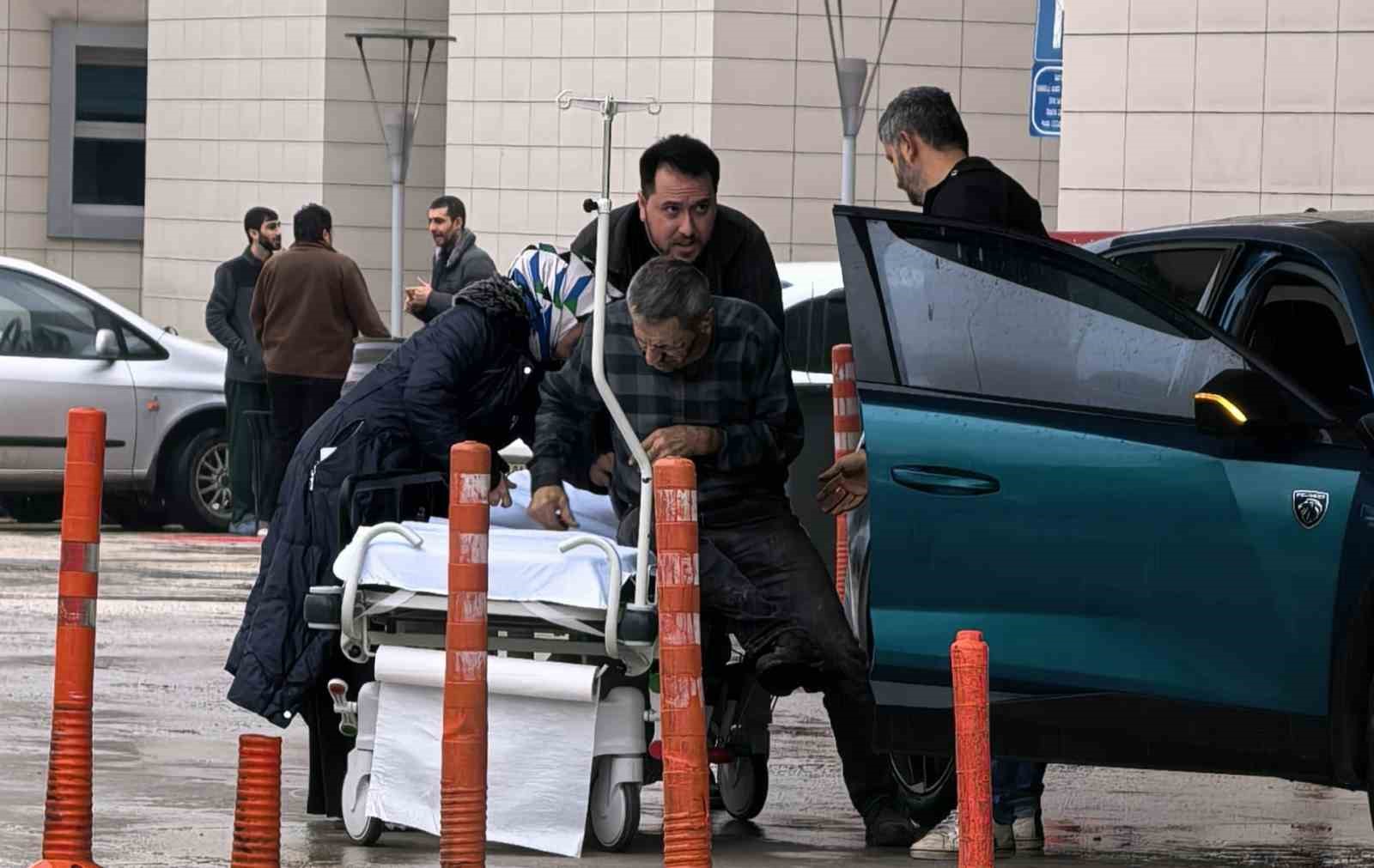 &Ccedil;atıdan d&uuml;şen adam yaralandı
