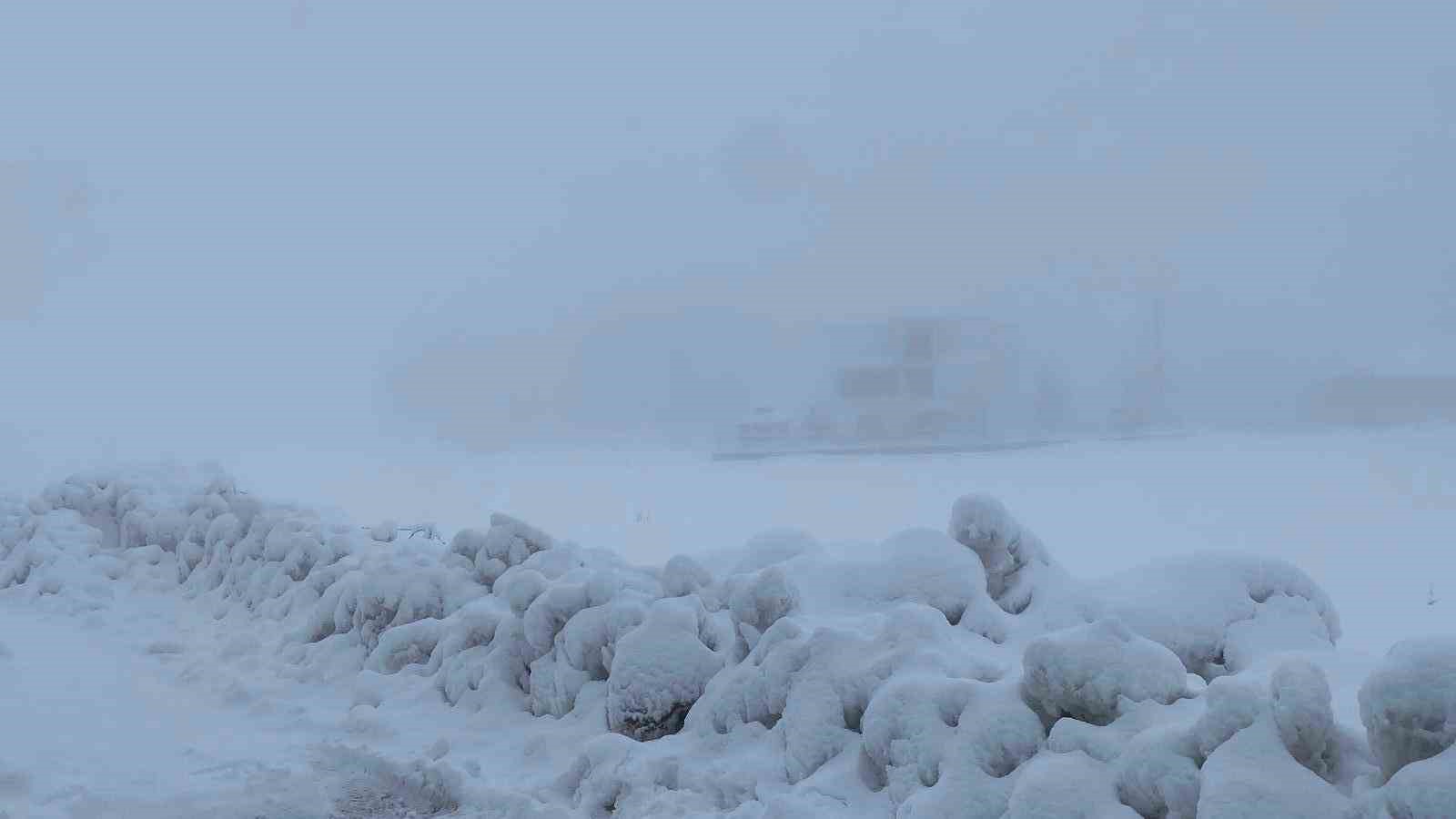 Karlıova&rsquo;da 40 g&uuml;nd&uuml;r s&uuml;ren kar yağışı hayatı zorlaştırıyor
