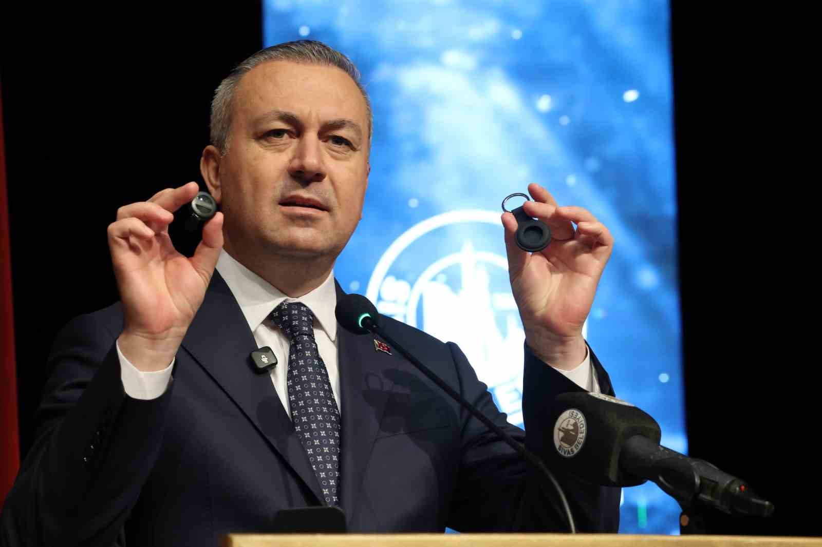 Sivas’ta 100 özel çocuğa akıllı takip cihazı dağıtıldı