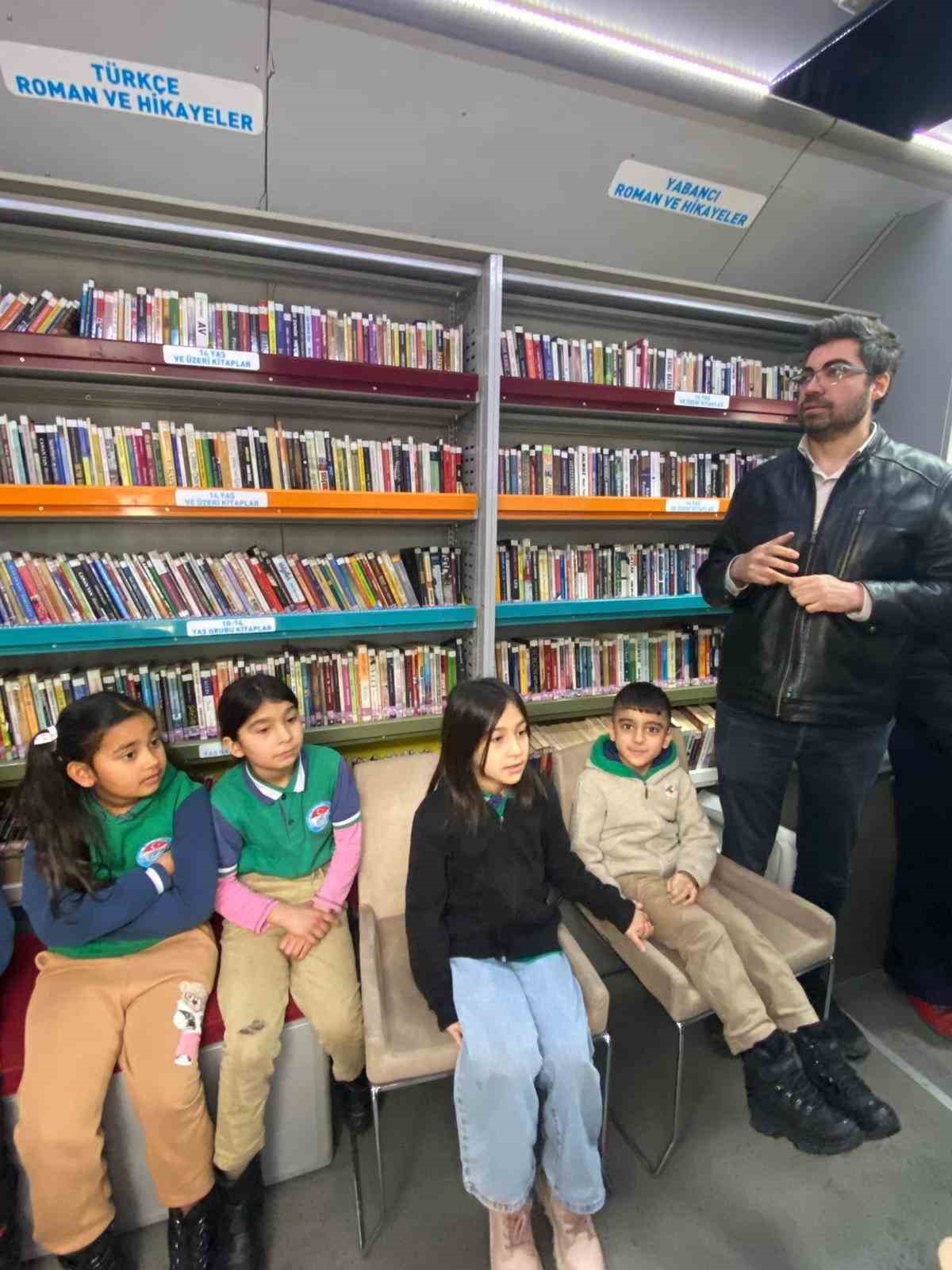 Gezici k&uuml;t&uuml;phane Kırşehir&rsquo;de 200 kitabı &ouml;ğrenci ile buluşturdu
