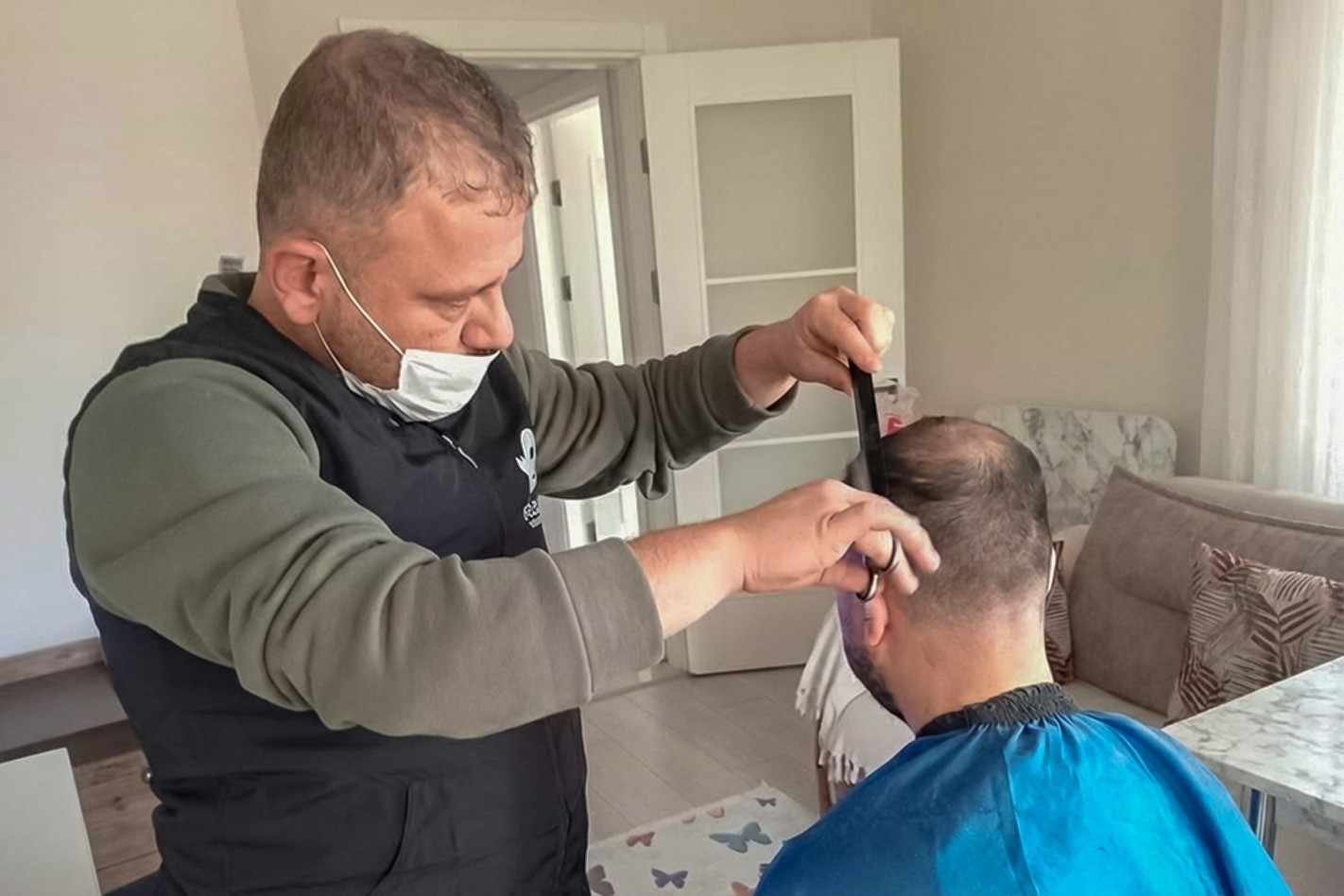 Efeler Belediyesi&rsquo;nin Evde Bakım Hizmeti s&uuml;r&uuml;yor
