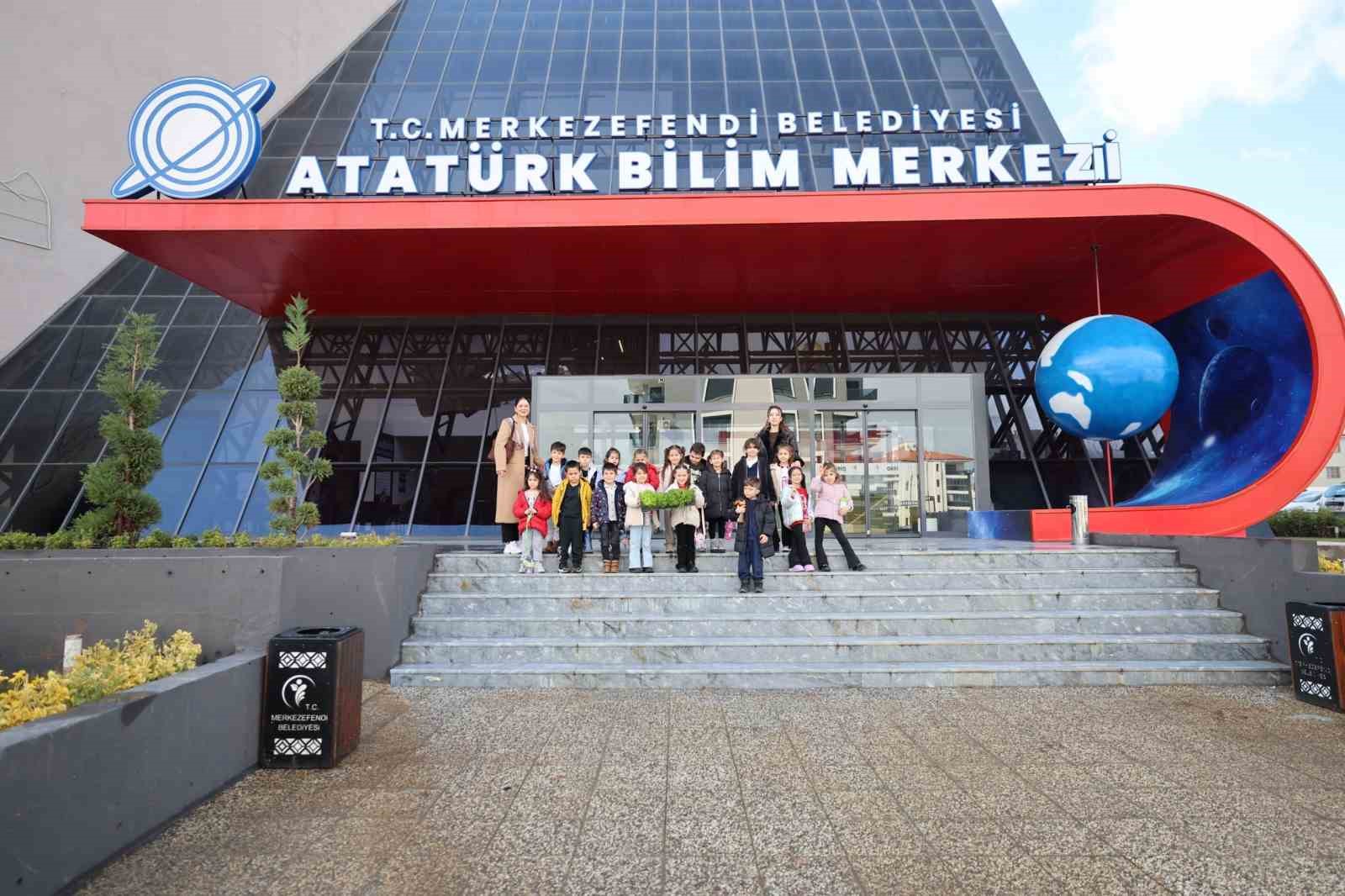 Merkezefendi Atat&uuml;rk Bilim Merkezine minik &ouml;ğrenciler ziyaret etti
