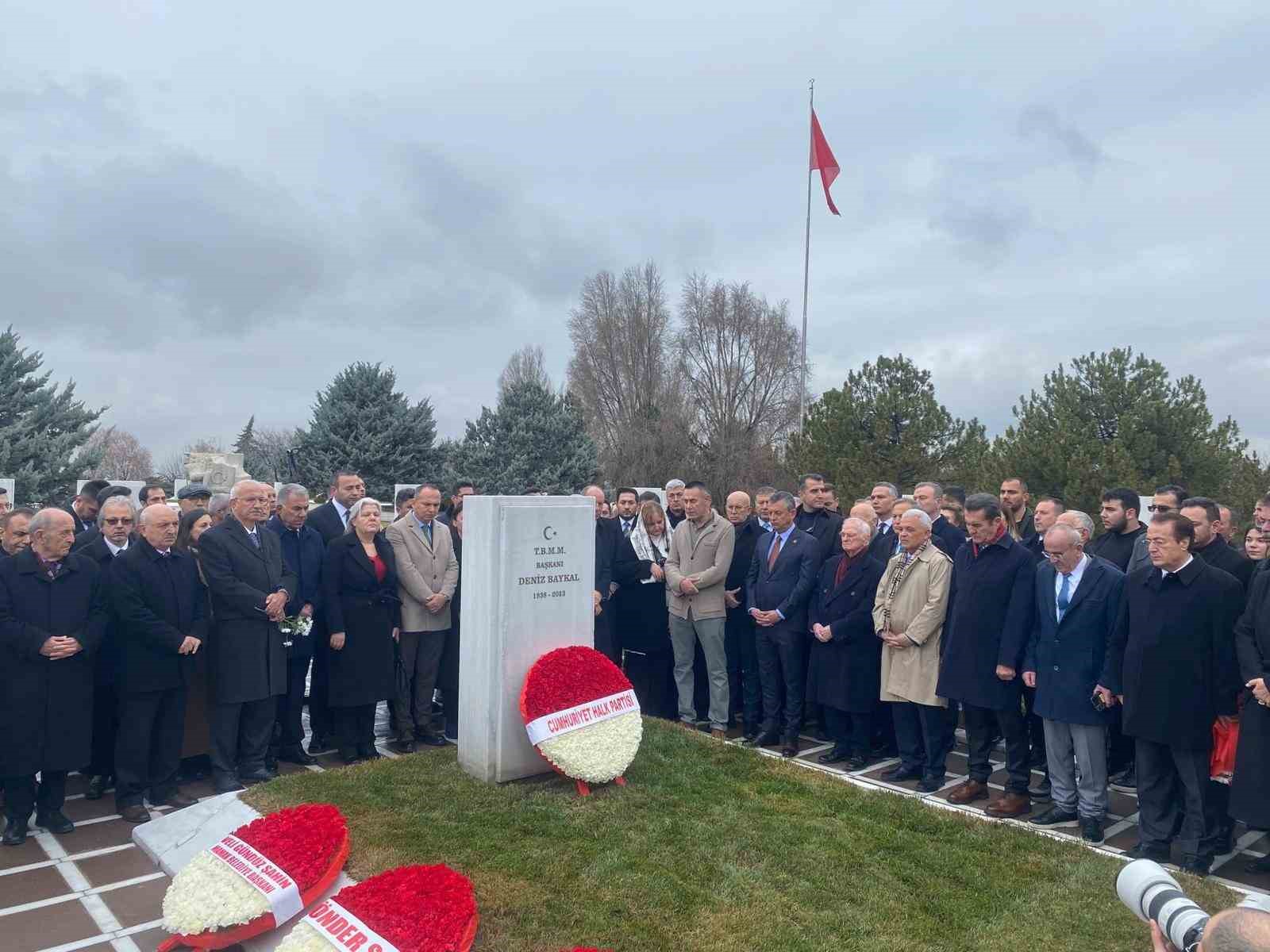 CHP&rsquo;nin eski Genel Başkanı Deniz Baykal mezarı başında anıldı
