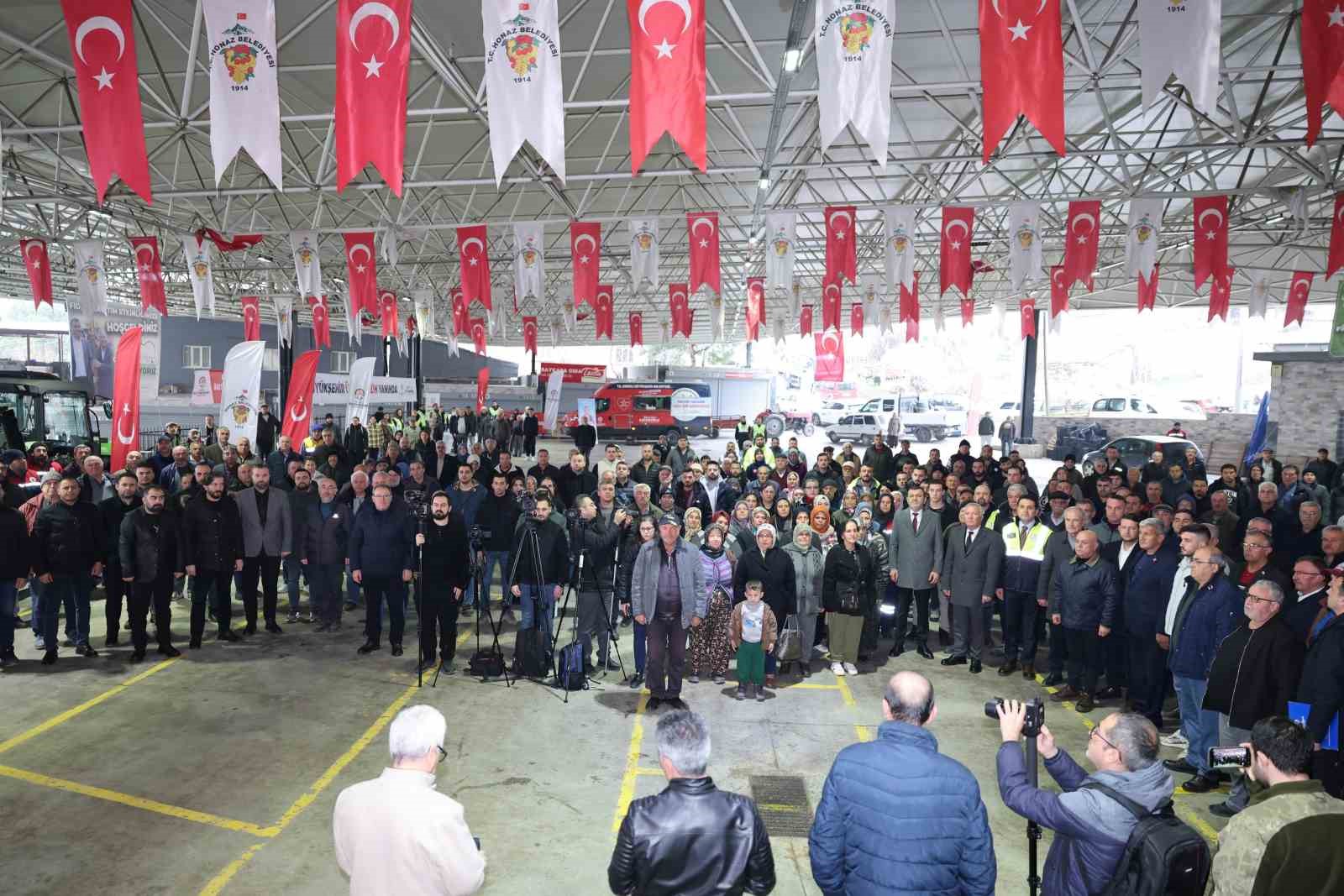 Denizli  B&uuml;y&uuml;kşehir ve Honaz Belediyesi &uuml;reticiye destek amacıyla zeytin ve meyve fidanı dağıttı
