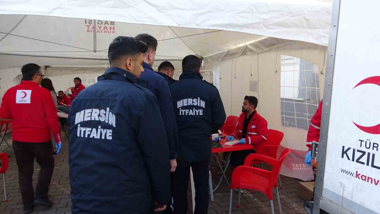 Mersin&rsquo;de kan veren itfaiye erleri &ouml;ğrencilerden alkış aldı
