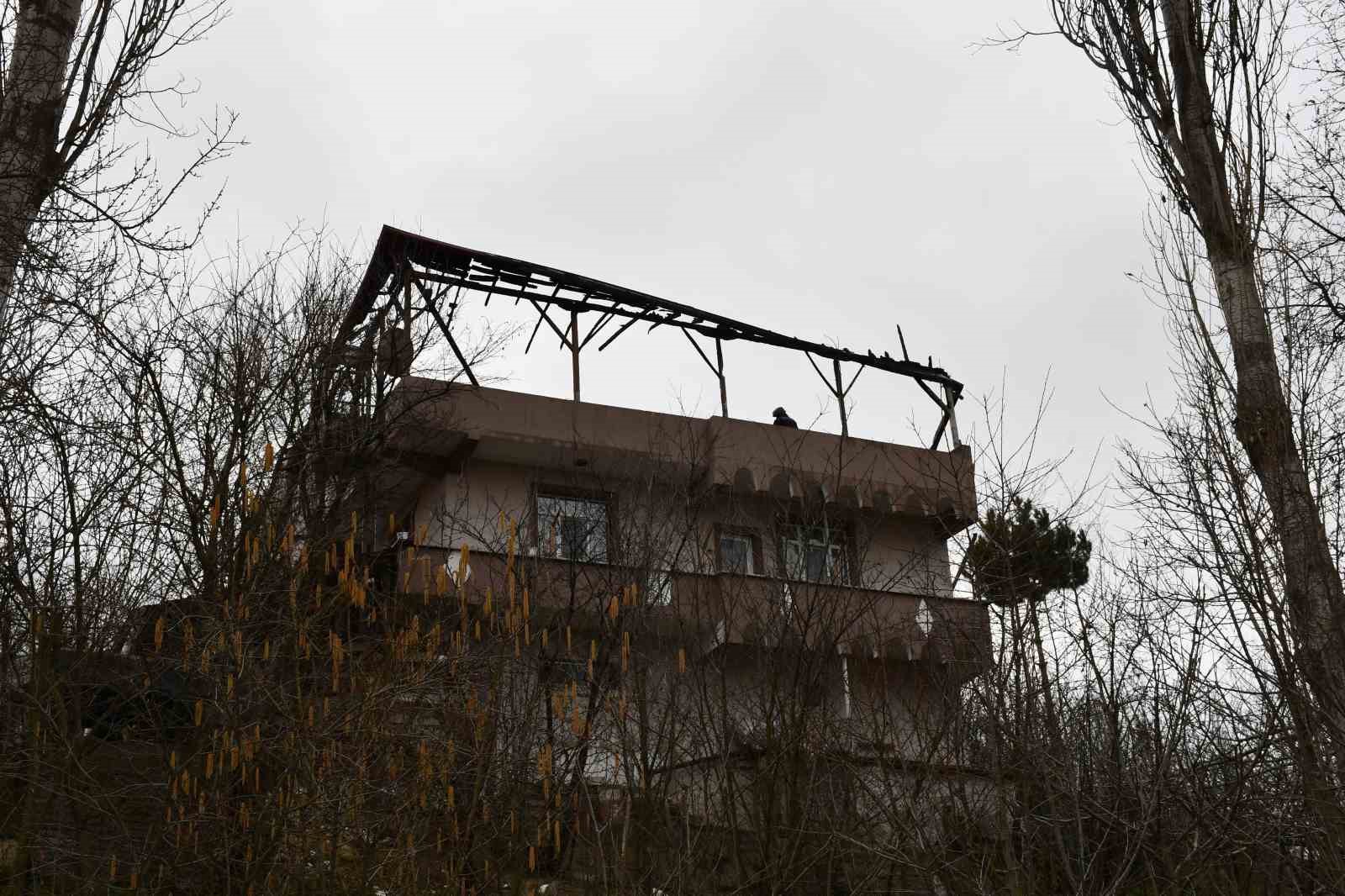 Samsun’da 2 katlı evde yangın