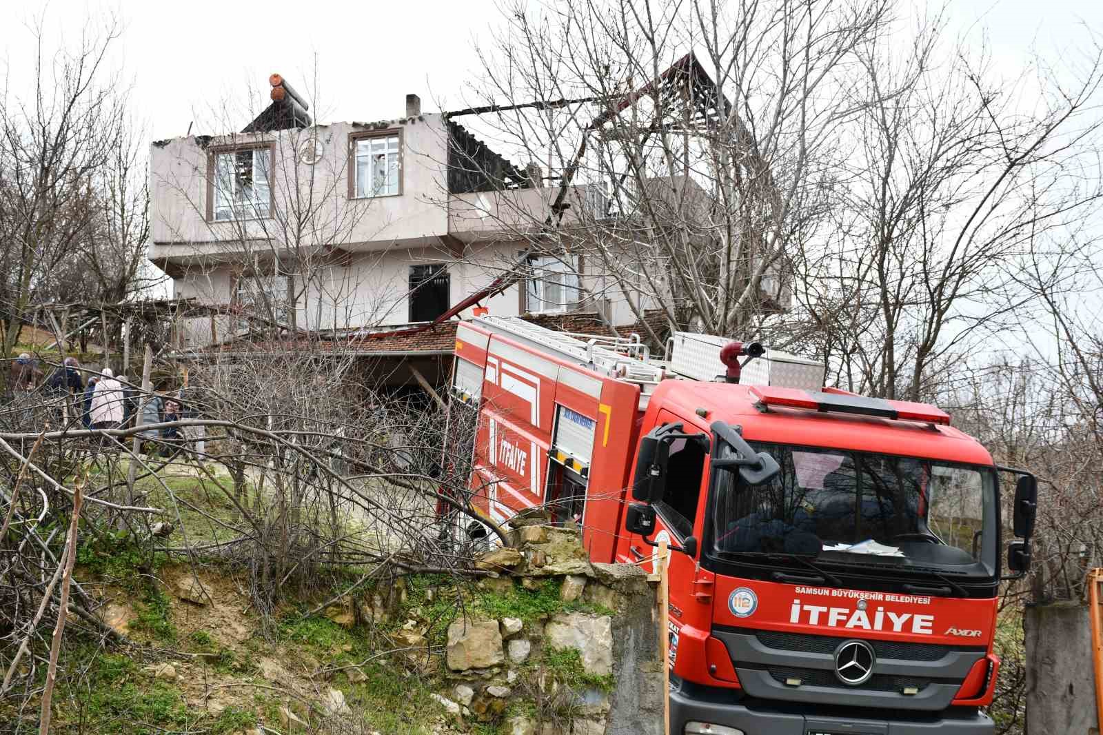 Samsun&rsquo;da 2 katlı evde yangın
