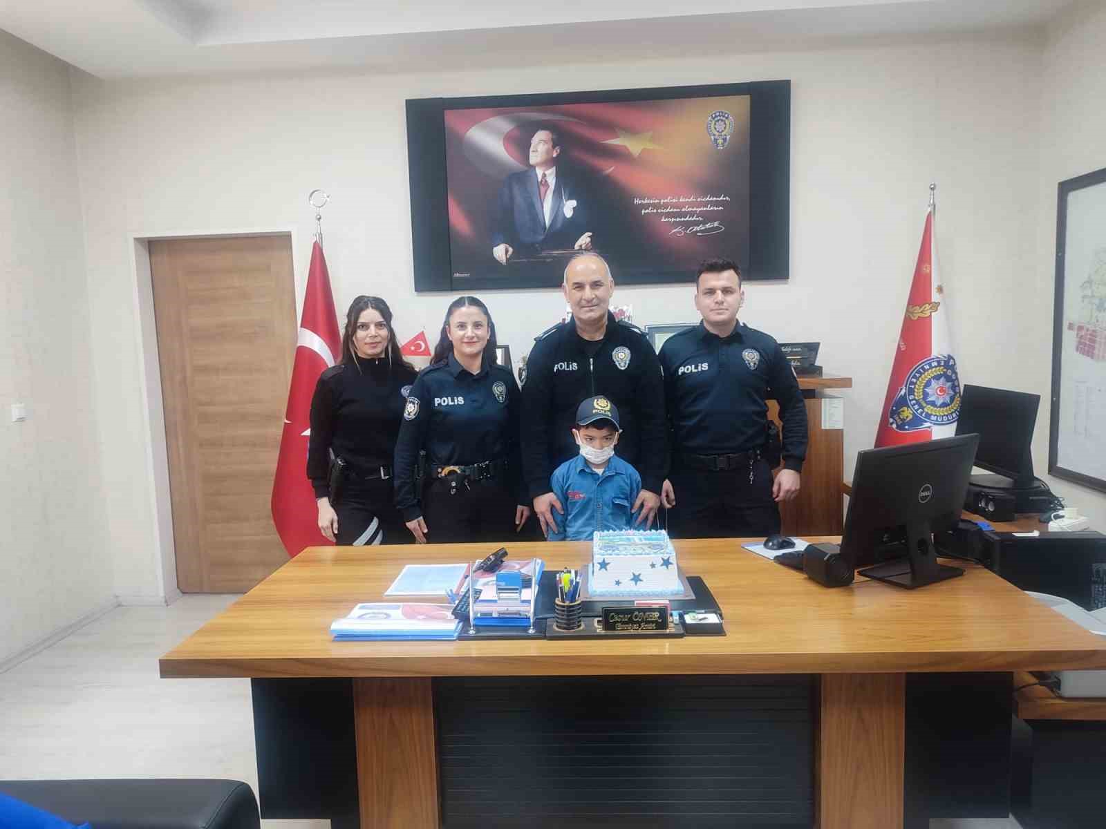 Lösemiyi yenen çocuk bir günlüğüne polis oldu