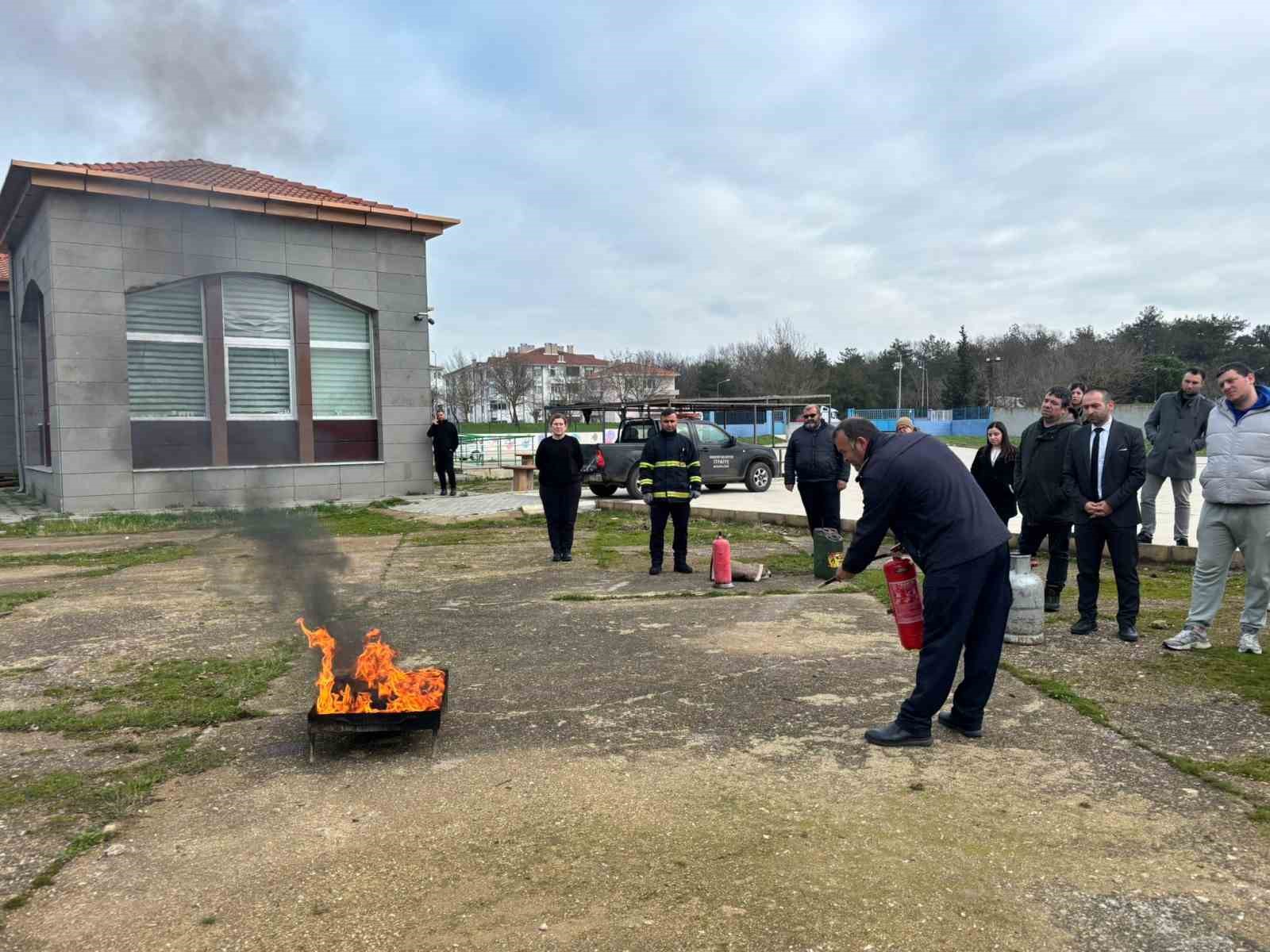 Babaeski Gençlik ve Spor Müdürlüğü personeline yangın söndürme eğitimi