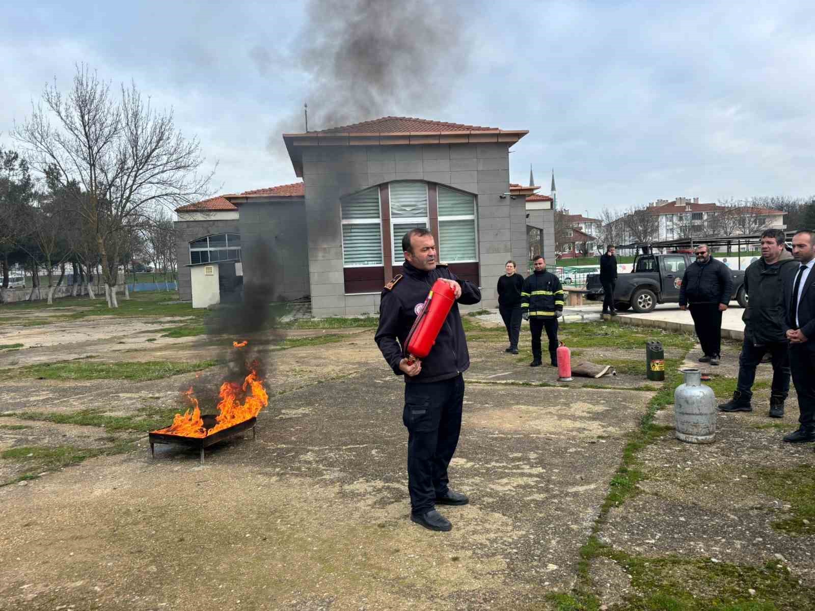 Babaeski Gen&ccedil;lik ve Spor M&uuml;d&uuml;rl&uuml;ğ&uuml; personeline yangın s&ouml;nd&uuml;rme eğitimi
