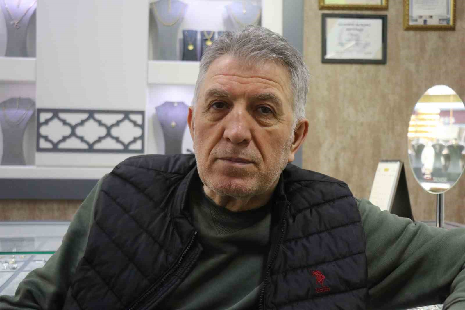 Bu kedi altınların arasında uyuyor
