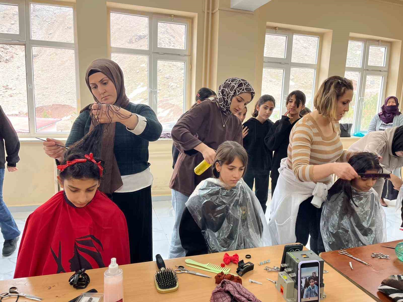 Köy okullarındaki kız öğrencilere ücretsiz kuaförlük hizmeti