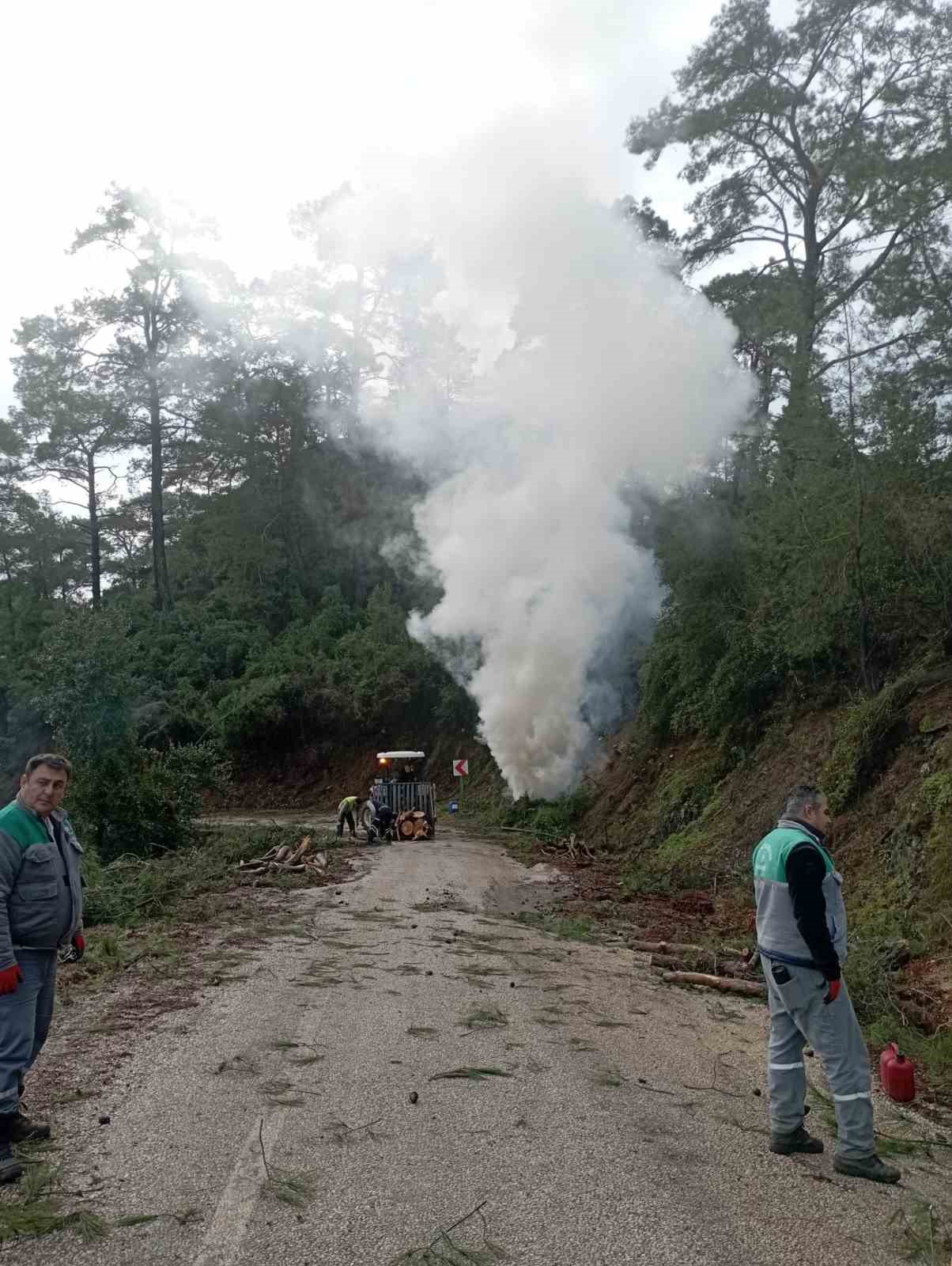 Marmaris orman ekiplerinden yangına karşı &ccedil;alışmalar devam ediyor
