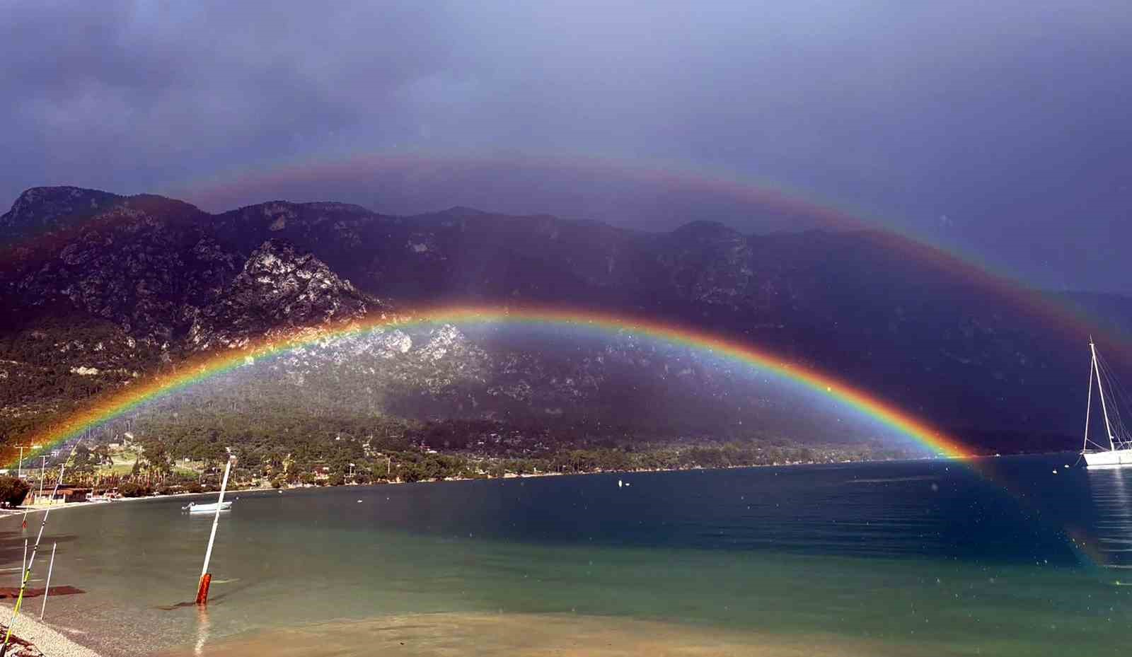 Muğla Akb&uuml;k Koyu&rsquo;nda oluşan G&ouml;kkuşağı mest etti
