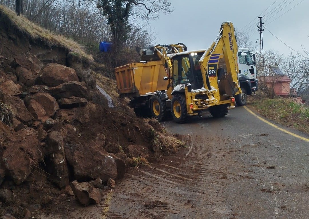 Ordu&rsquo;da eriyen kar suları heyelanlara neden oldu
