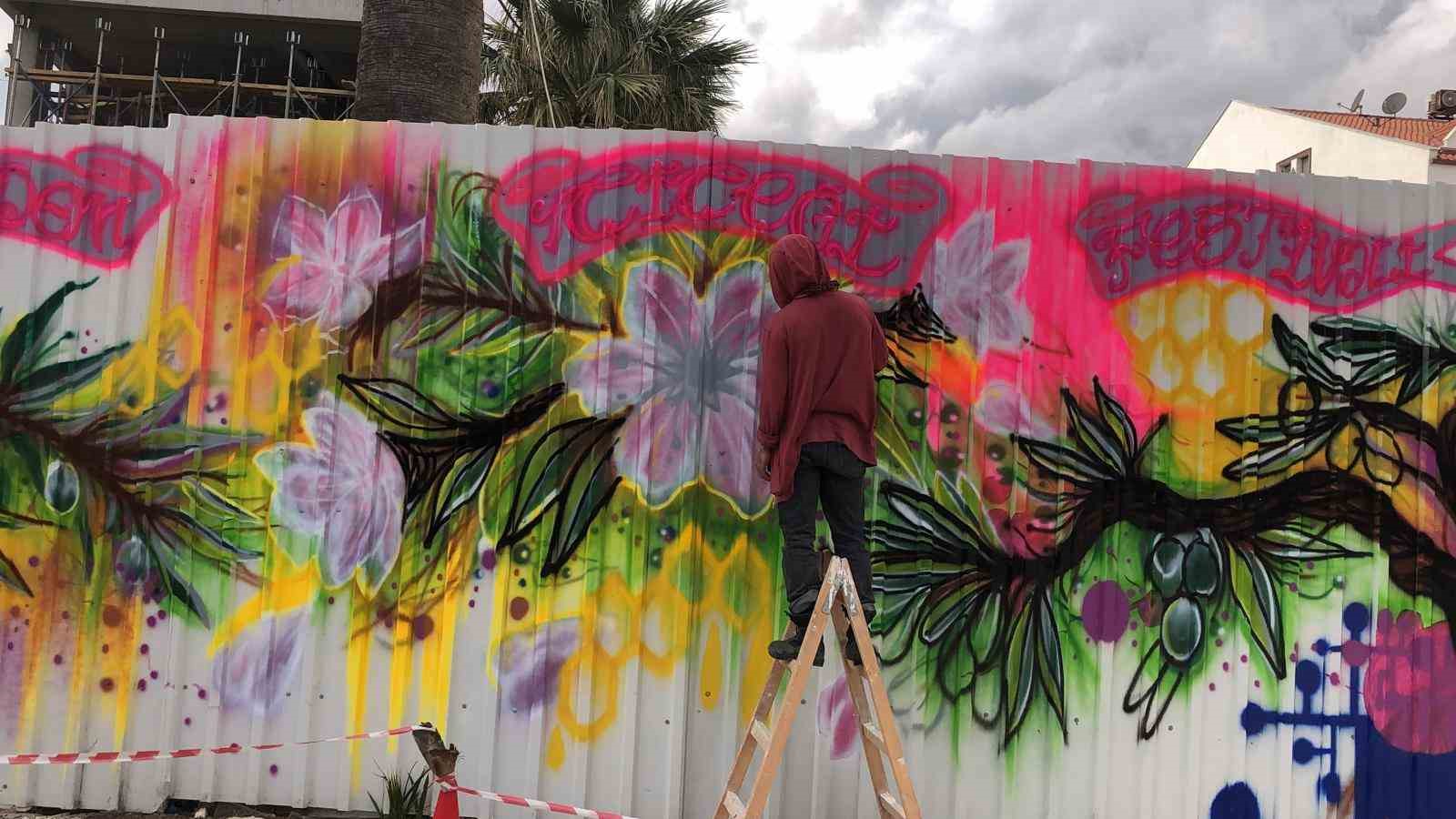 Dat&ccedil;a&rsquo;da yapımı s&uuml;ren okulun duvarları Badem &Ccedil;i&ccedil;eği Festivali&rsquo;ne hazırlandı
