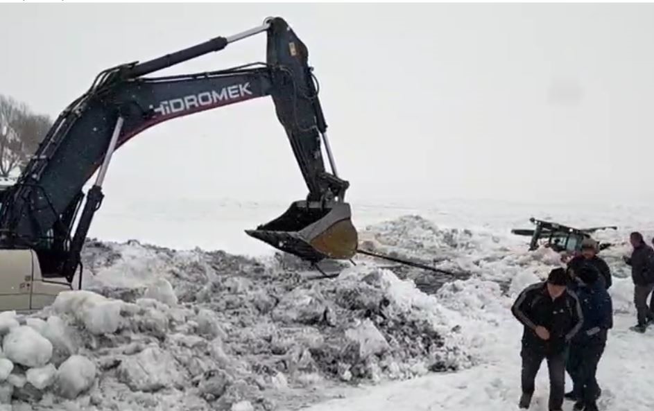 Çıldır Gölü’ne gömülen iş makinası çıkarıldı