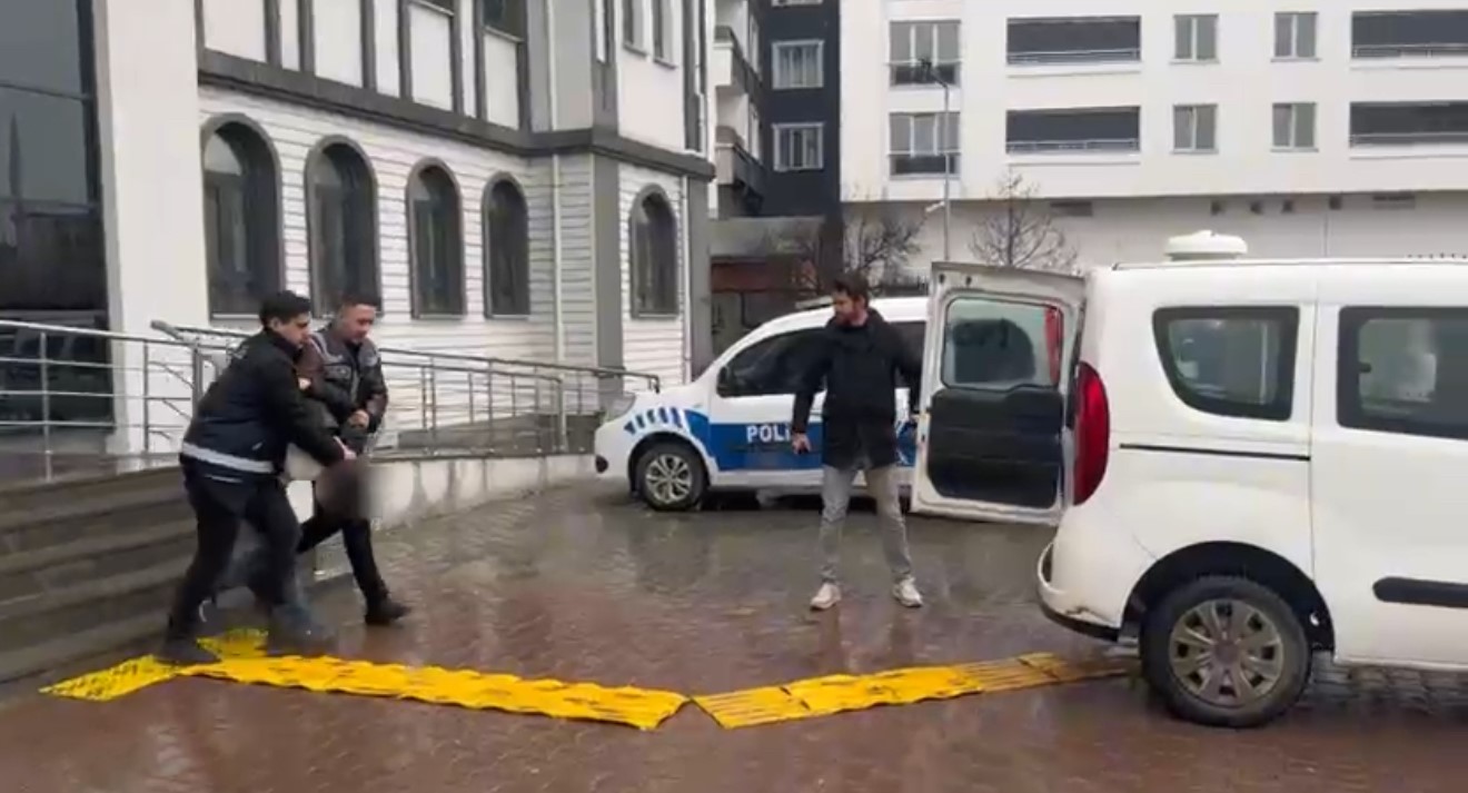 Iğdır&rsquo;da bı&ccedil;aklı saldırıya uğrayan kız &ouml;ğrenci yaralandı
