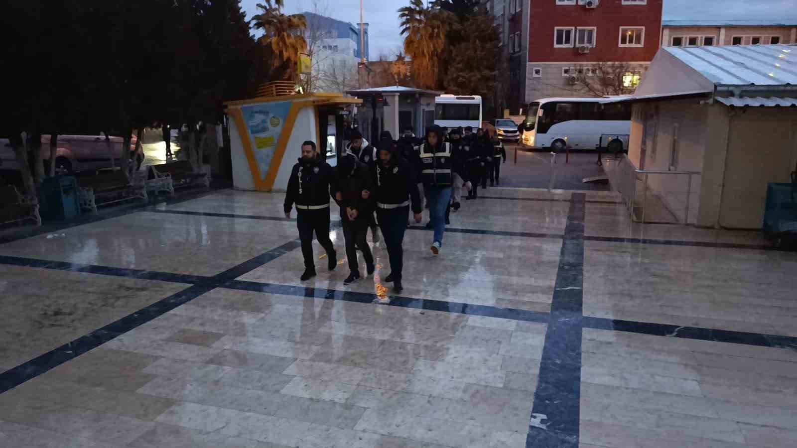 Şanlıurfa’da fuhuş operasyonunda gözaltına alınan 31 şüpheli adliyeye sevk edildi
