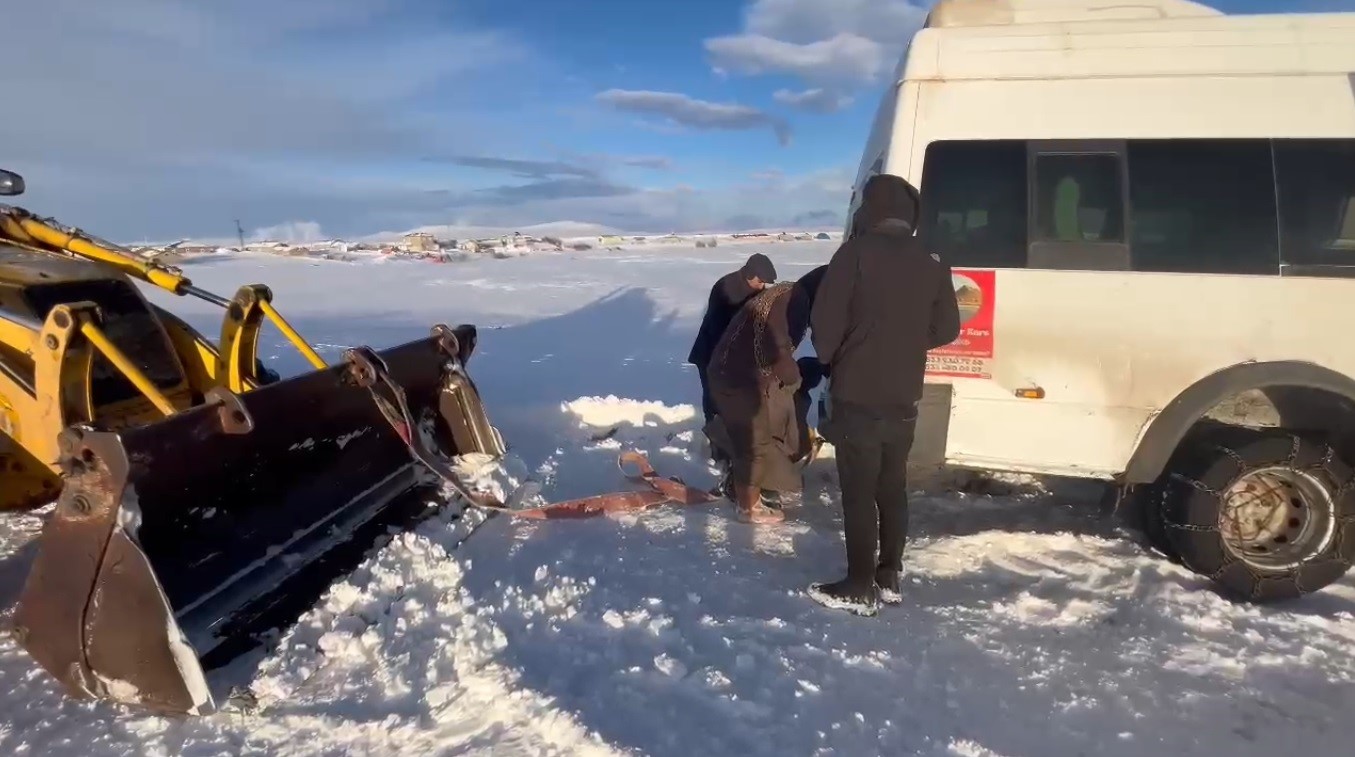 Kars&rsquo;ta yolda mahsur kalan &ouml;ğrencilerin imdadına ekipler yetişti
