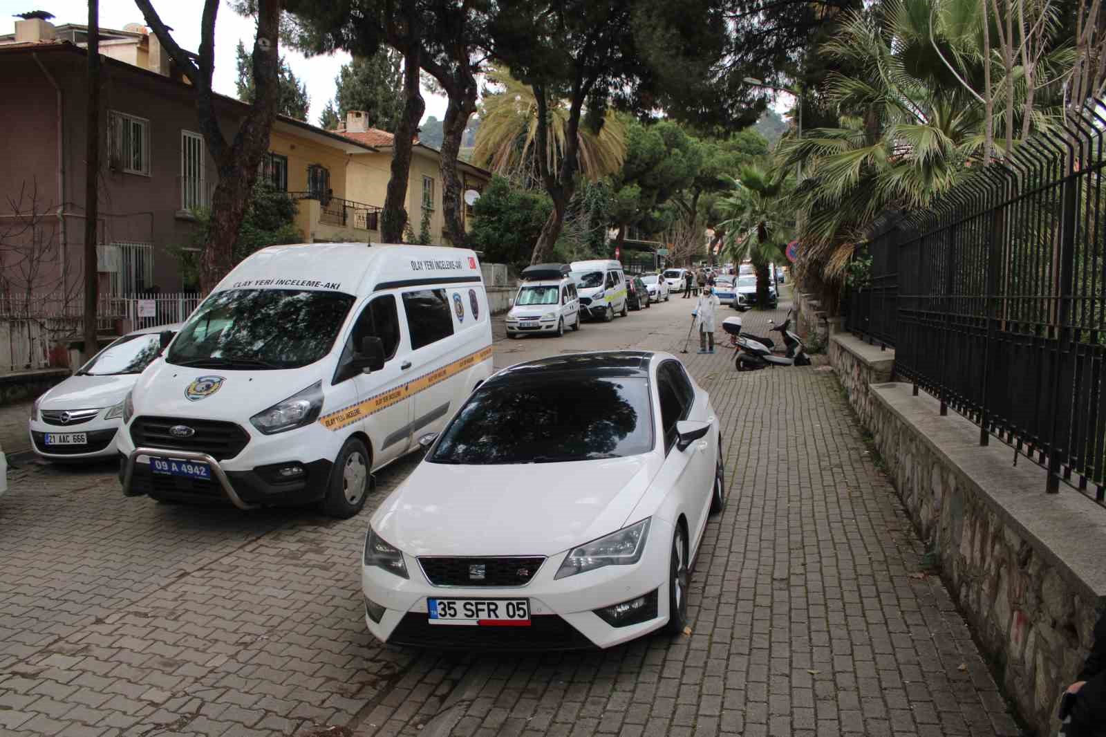 Bıçaklanarak öldürülen yaşlı çiftin evinde incelemeler sürüyor