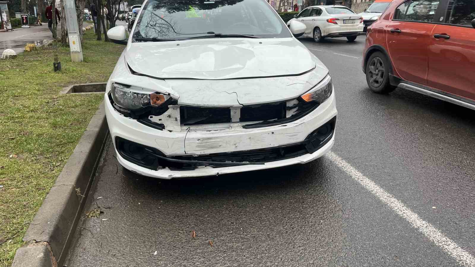 Ordu&rsquo;da otomobil ile &ccedil;arpışan motosikletli yaralandı: Kaza anı ara&ccedil; kamerasına yansıdı
