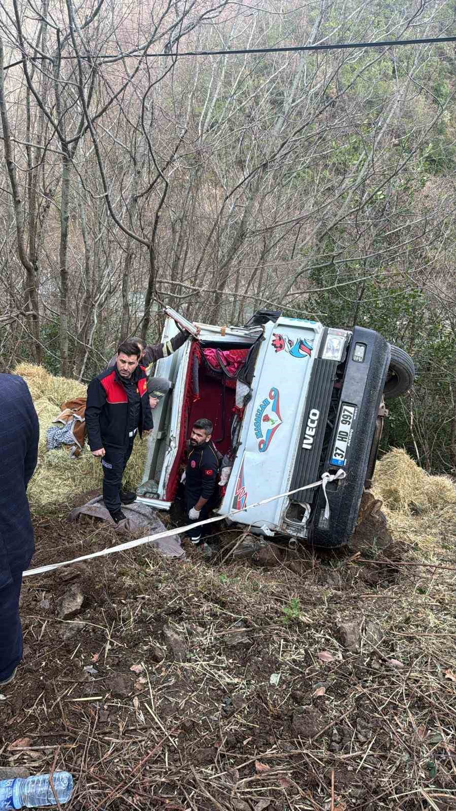 Kastamonu’da saman yüklü kamyonet, şarampole devrildi: 2 yaralı