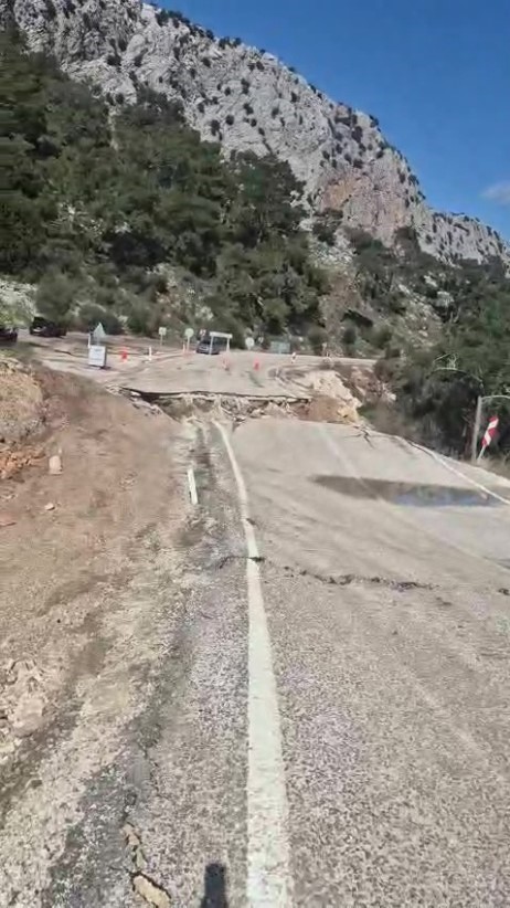 Antalya&rsquo;da 3 mahallenin ulaşımını sağlayan yol &ccedil;&ouml;kt&uuml;
