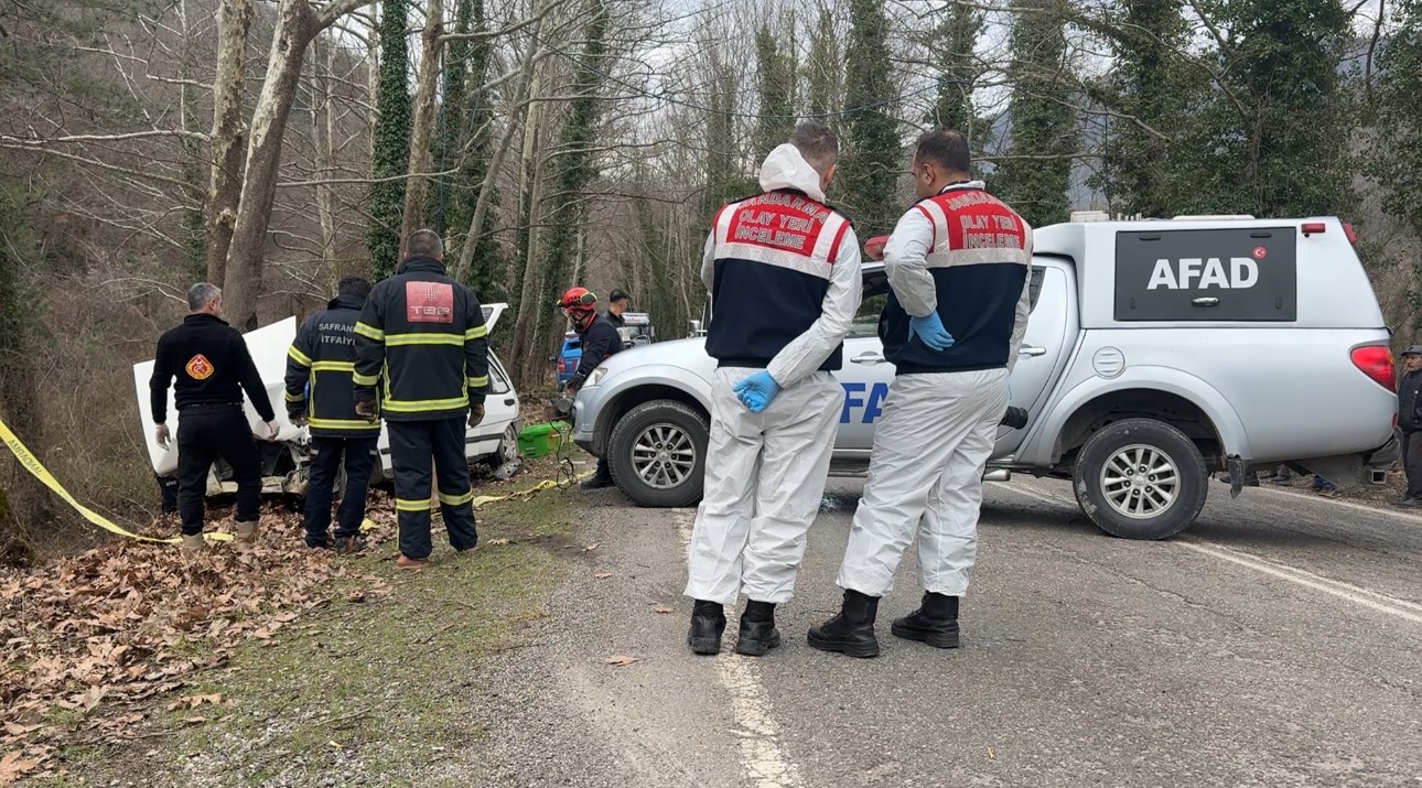 Karab&uuml;k&rsquo;te otomobil ağaca &ccedil;arptı: 1 &ouml;l&uuml;, 2 yaralı
