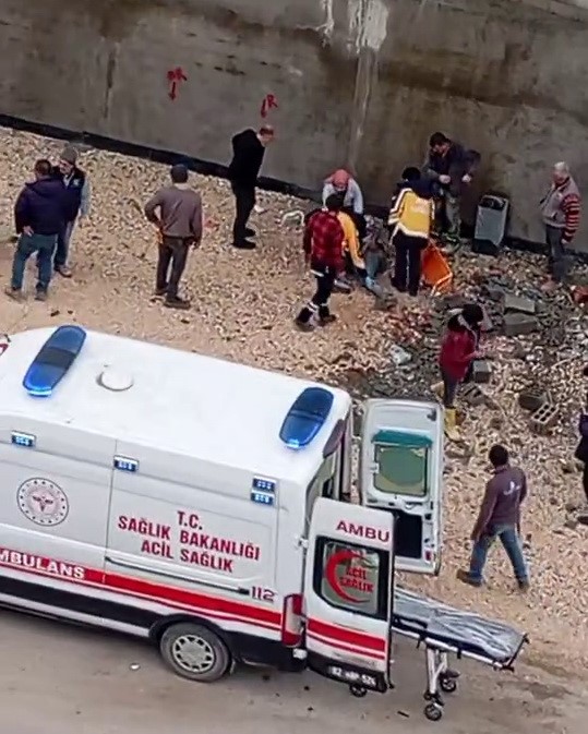Y&uuml;ksekten d&uuml;şen inşaat iş&ccedil;isi yaralandı
