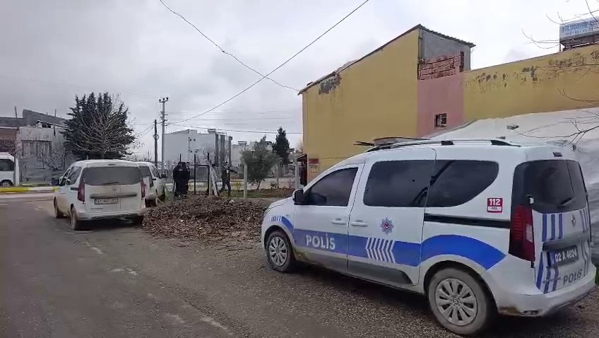 Bacaklarından bı&ccedil;aklanan gen&ccedil; hastaneye kaldırıldı
