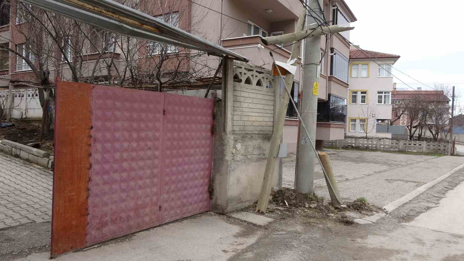 Kontrolden çıkan Tofaş ters dönerek demir kapıyı kırıp bahçeye girdi