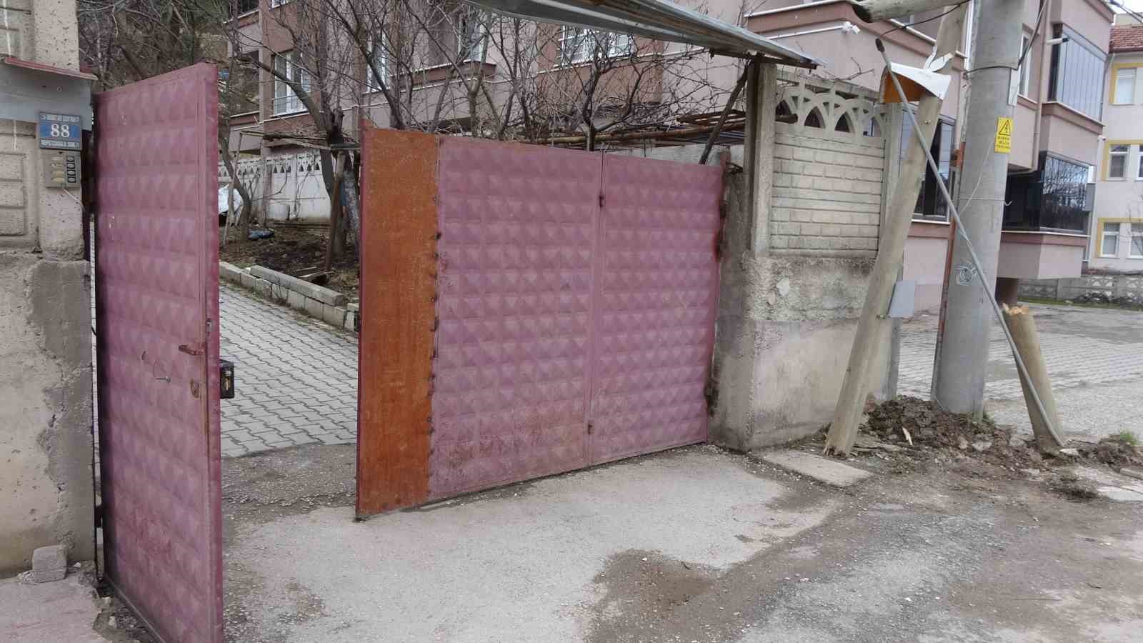 Kontrolden &ccedil;ıkan Tofaş ters d&ouml;nerek demir kapıyı kırıp bah&ccedil;eye girdi
