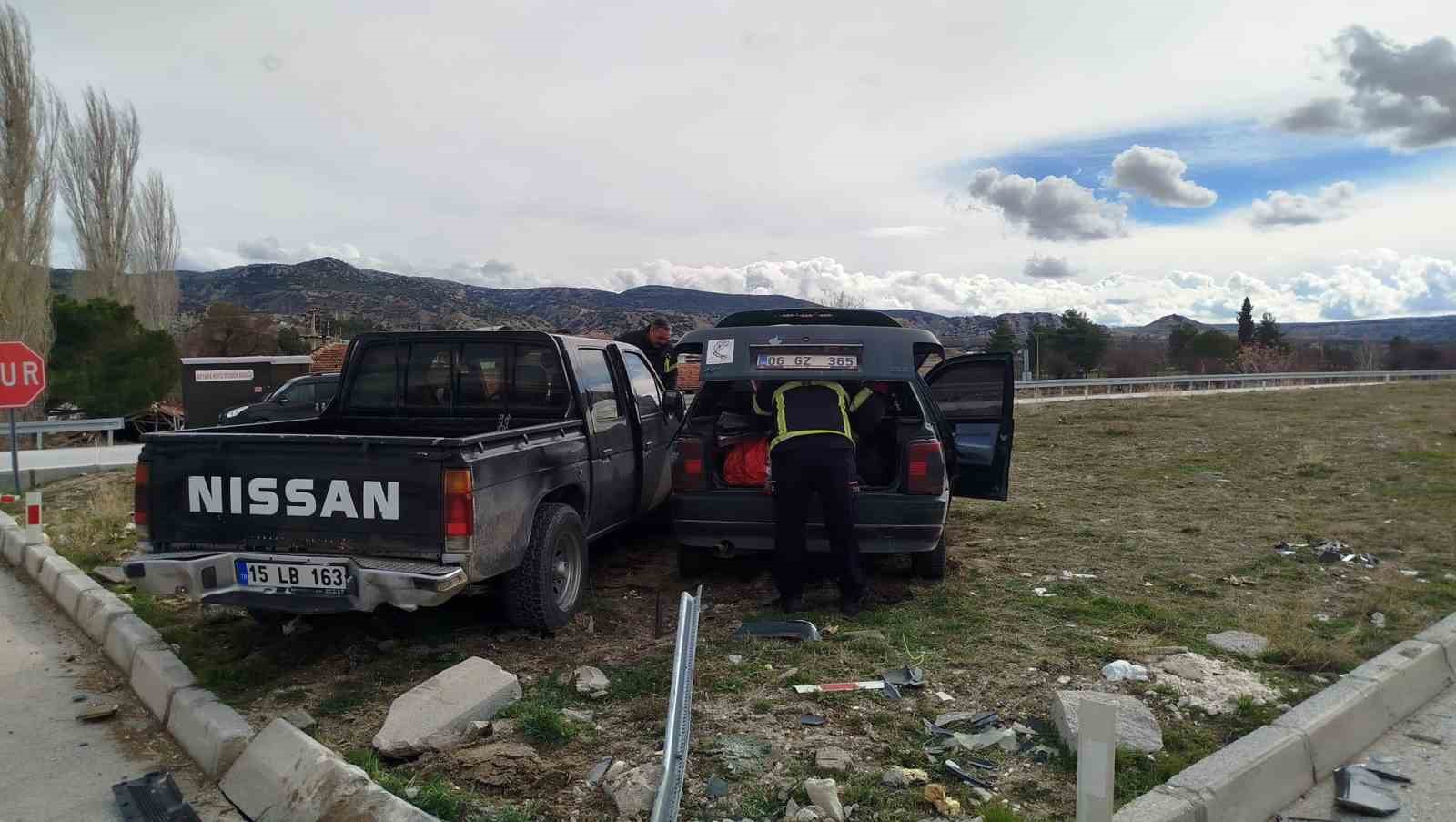 Burdur’da pikap ile otomobil çarpıştı: 3 yaralı