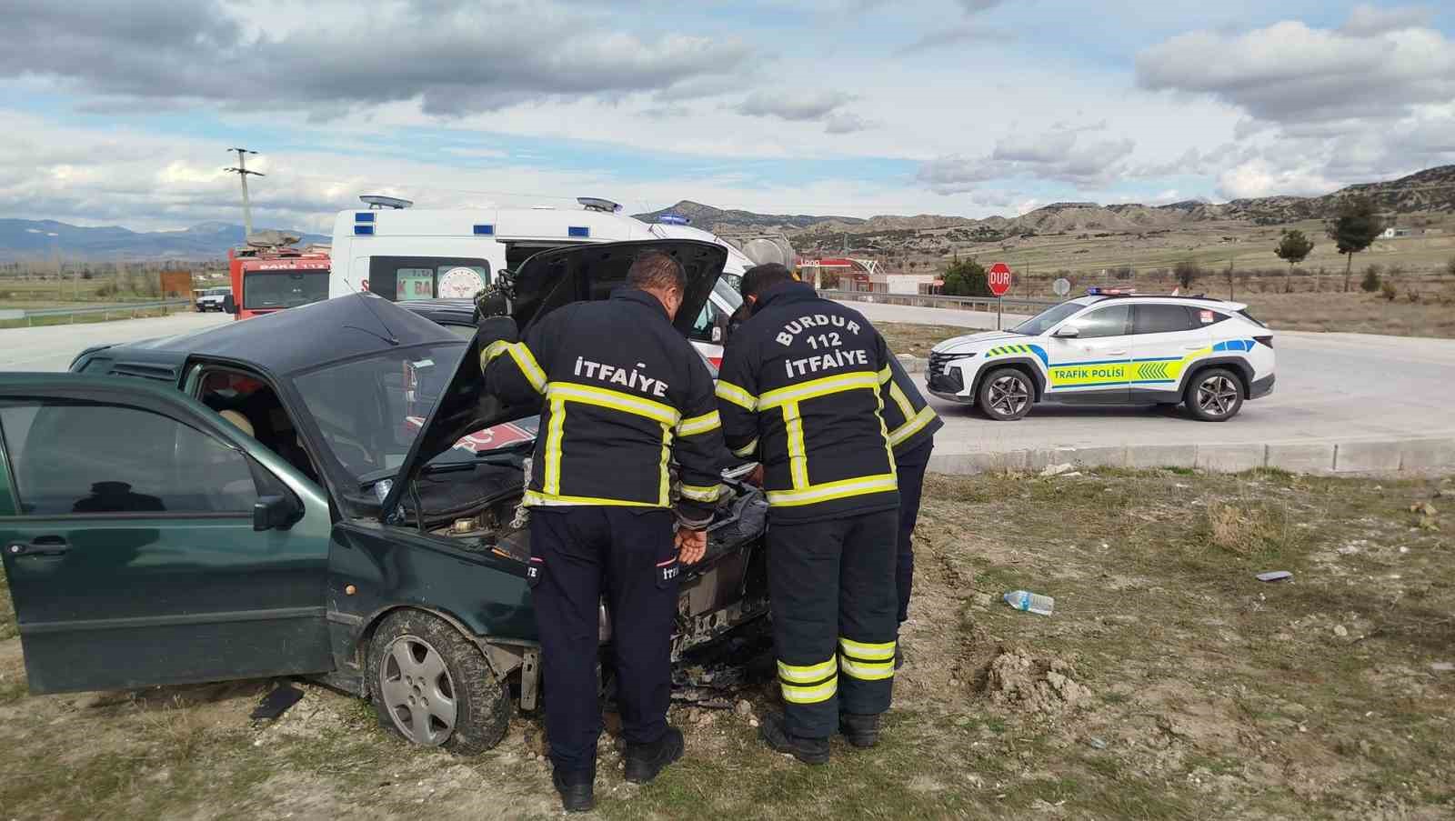 Burdur&rsquo;da pikap ile otomobil &ccedil;arpıştı: 3 yaralı
