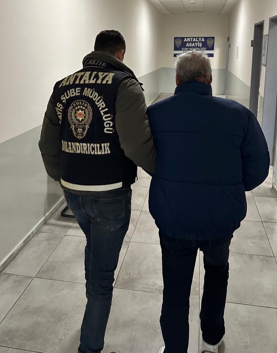 Antalya’da iş ve uygun fiyata cep telefonu vaadiyle 3 kişiyi dolandıran şüpheli tutuklandı