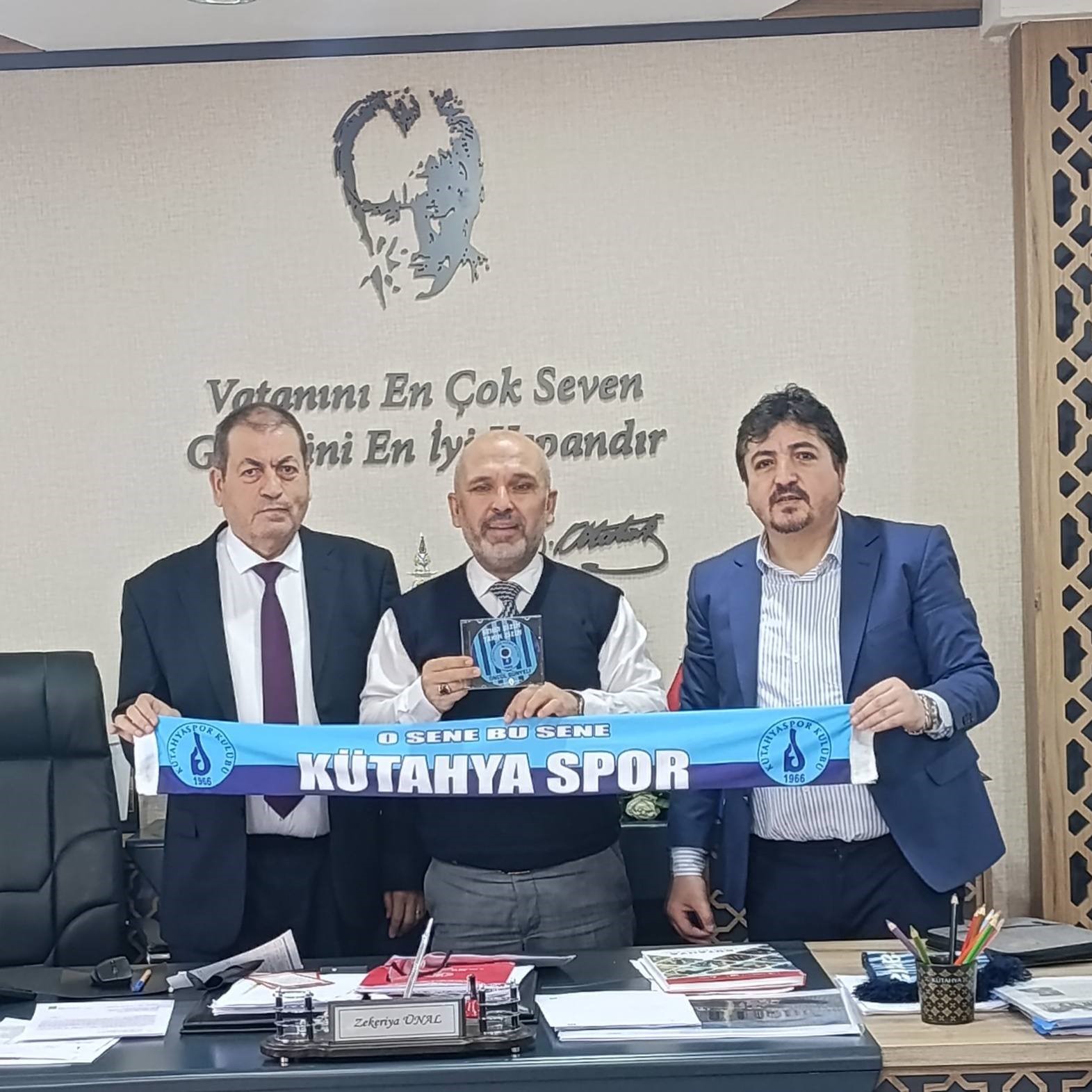 K&uuml;tahyaspor&rsquo;un 60. yıl alb&uuml;m&uuml; y&ouml;neticilere takdim edildi
