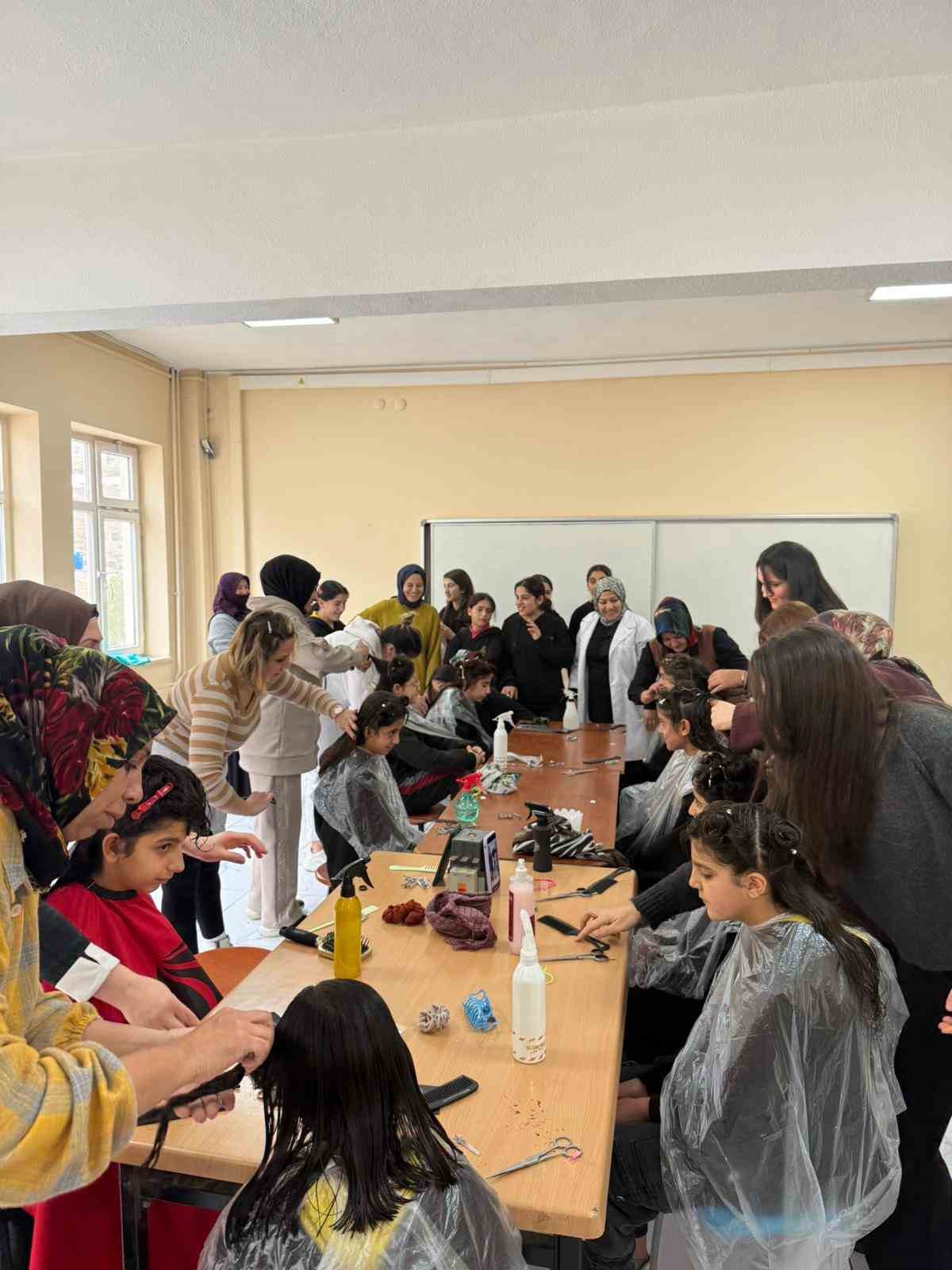 Köy okullarındaki kız öğrencilere ücretsiz kuaförlük hizmeti