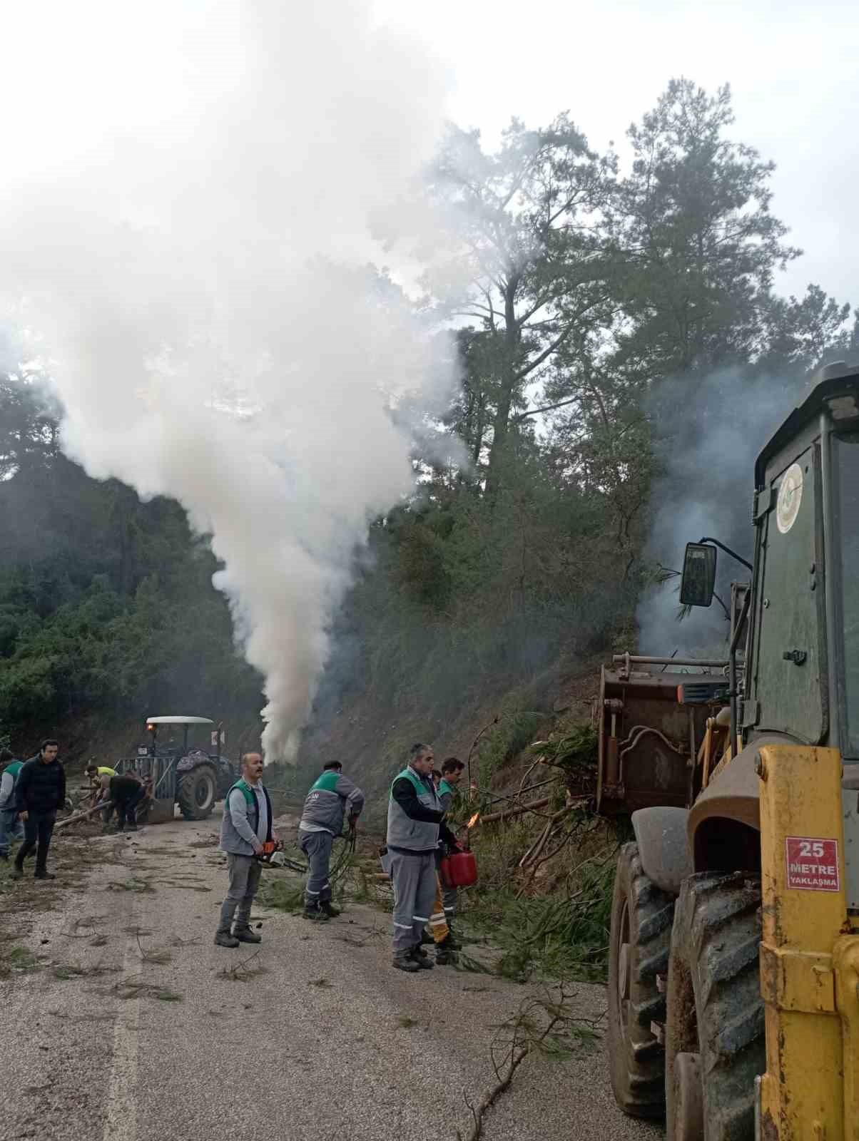 Marmaris orman ekiplerinden yangına karşı çalışmalar devam ediyor