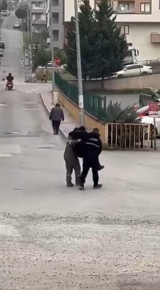 Rahatsızlanan yaşlı vatandaşı belediye işçileri kucaklarında taşıdı