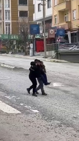 Rahatsızlanan yaşlı vatandaşı belediye iş&ccedil;ileri kucaklarında taşıdı
