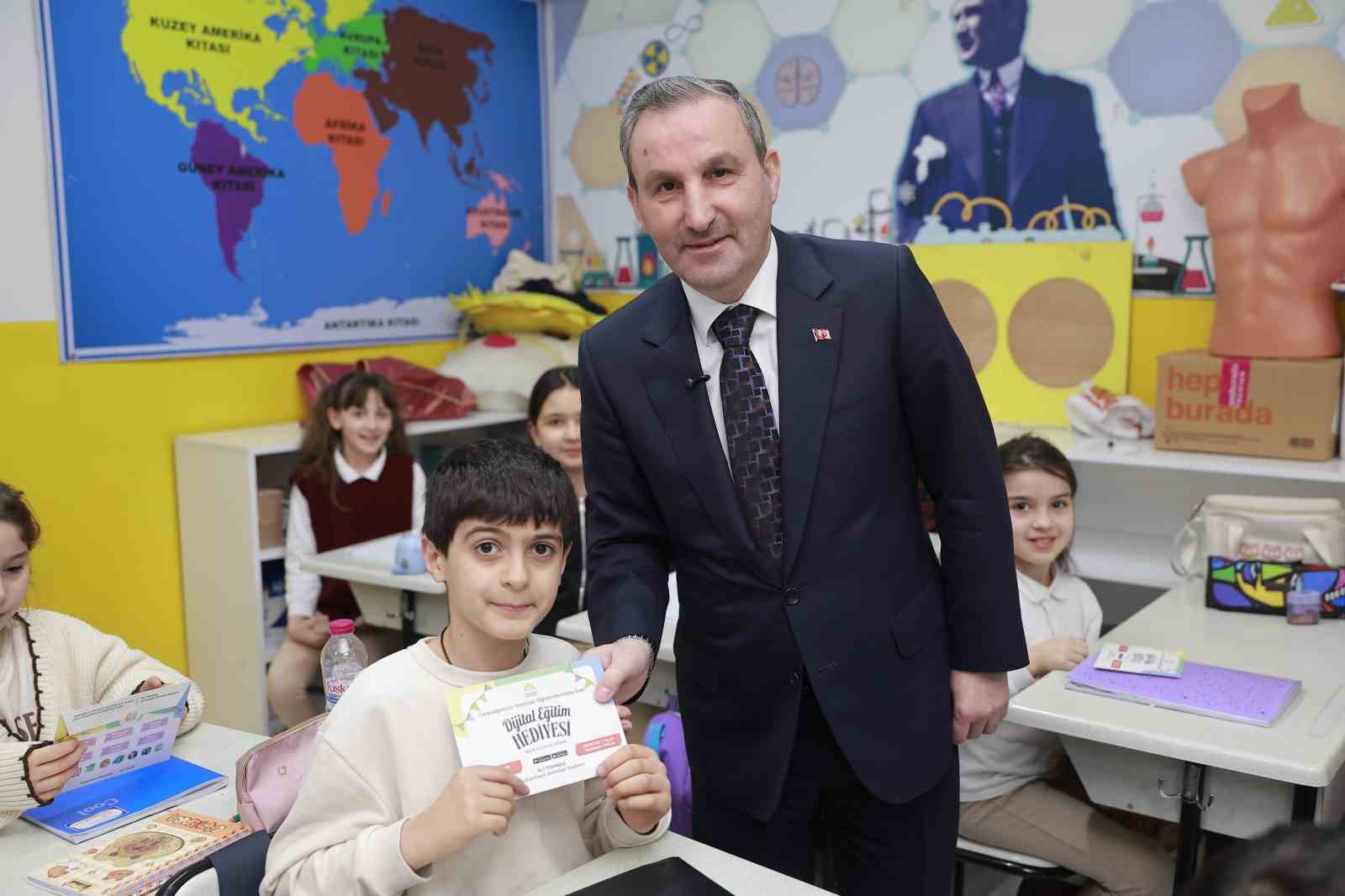 Sultanbeyli&rsquo;de bilin&ccedil;li teknoloji seferberliği: 23 bin &ouml;ğrenciye akıllı dijital eğitim seti
