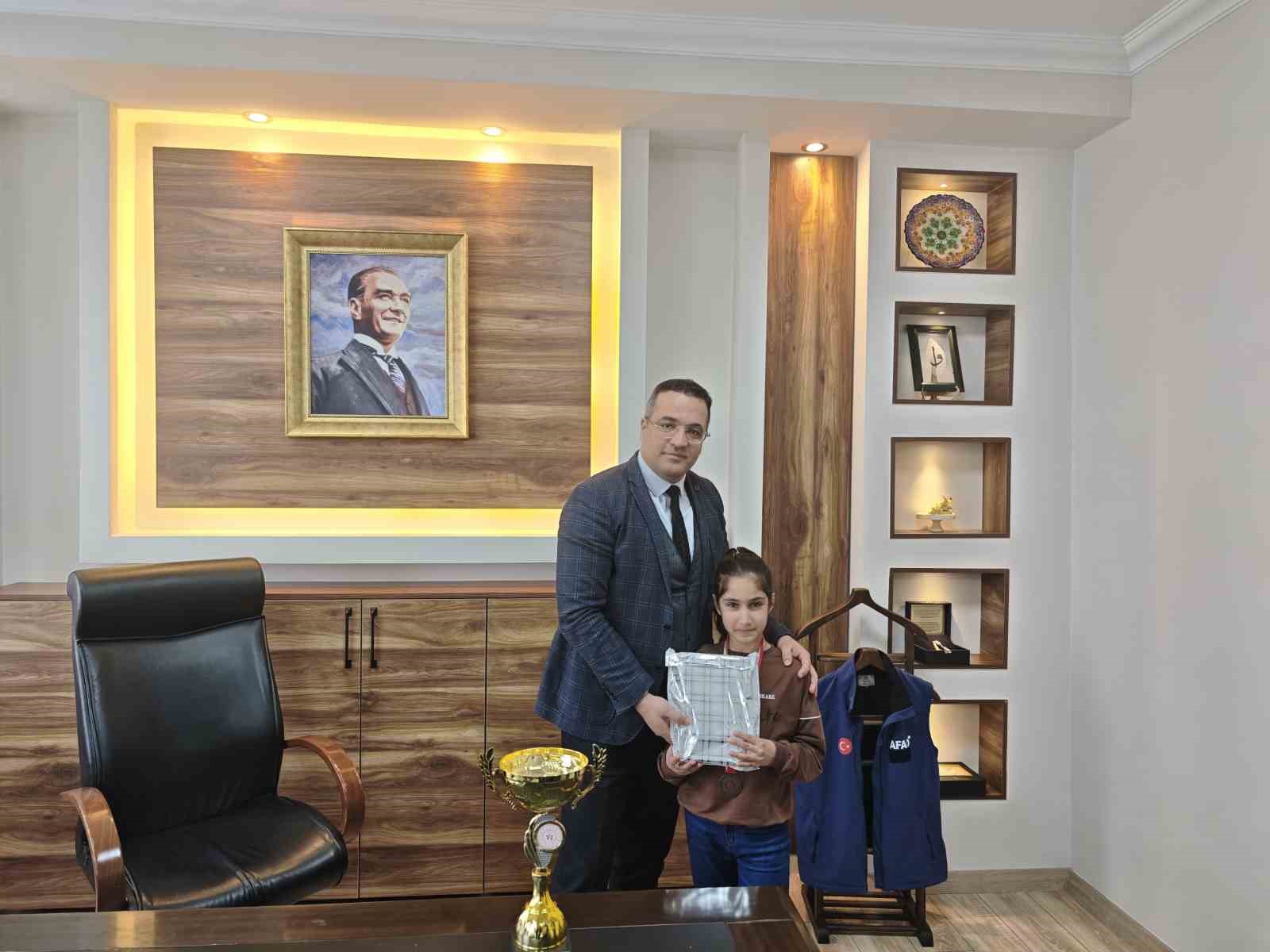 Kaymakam Dalak başarılı sporcu &ouml;ğrencileri kabul etti
