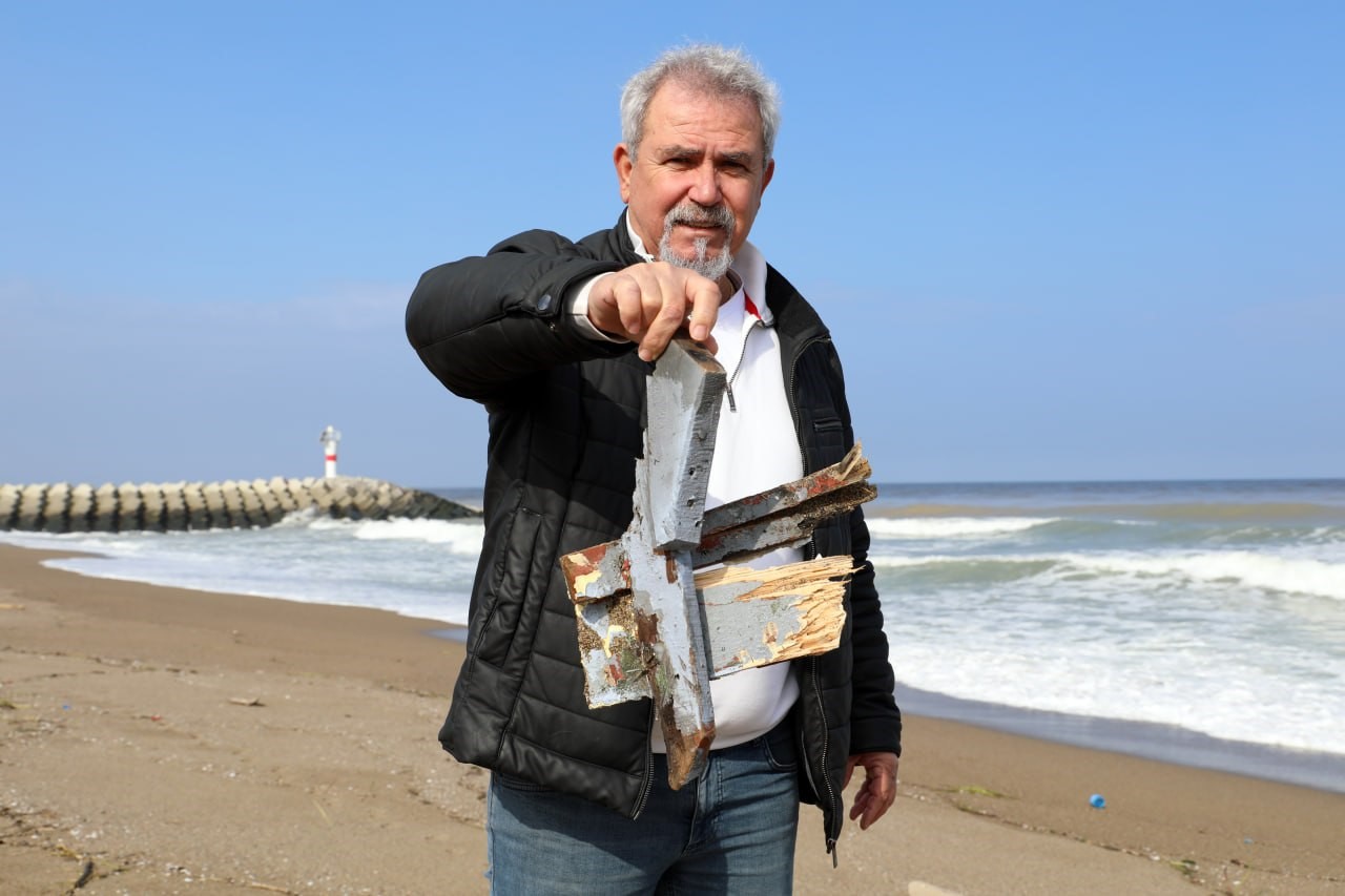Sahilde 2 g&uuml;n &ouml;nce cansız bedeni bulunan balık&ccedil;ının teknesi de aynı karaya vurdu

