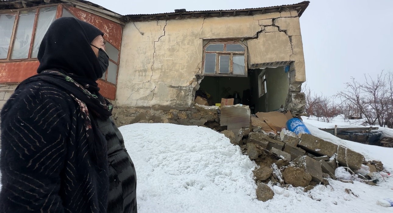 Yüksekova’da bir evin duvarı yıkıldı: "Deprem oluyor sandım"